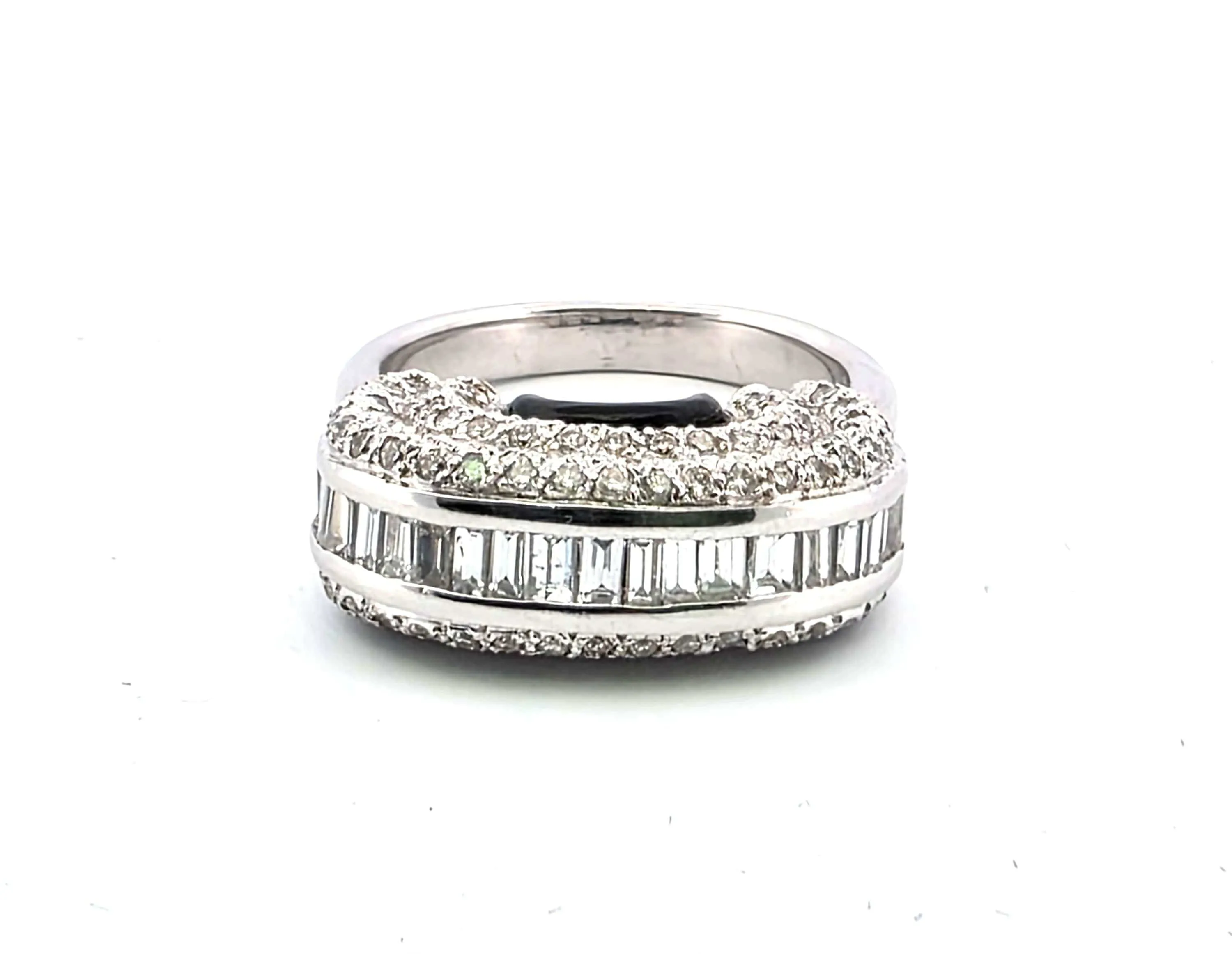Superbe et unique bague en or blanc 18 carats avec diamants baguette, diamants taille brillant et émail noir sold by 58 Facettes