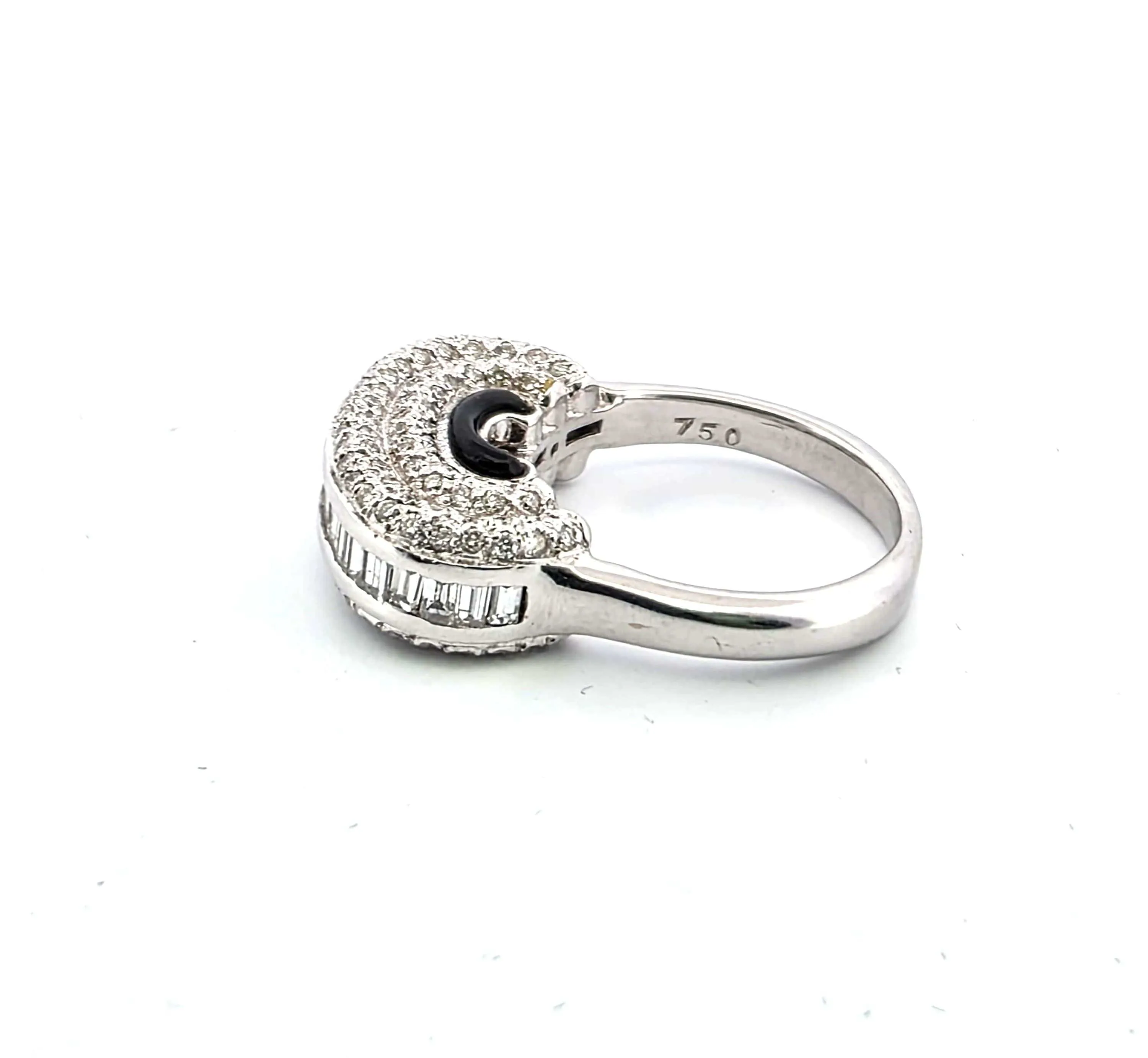 Superbe et unique bague en or blanc 18 carats avec diamants baguette, diamants taille brillant et émail noir sold by 58 Facettes product image thumbnail 4