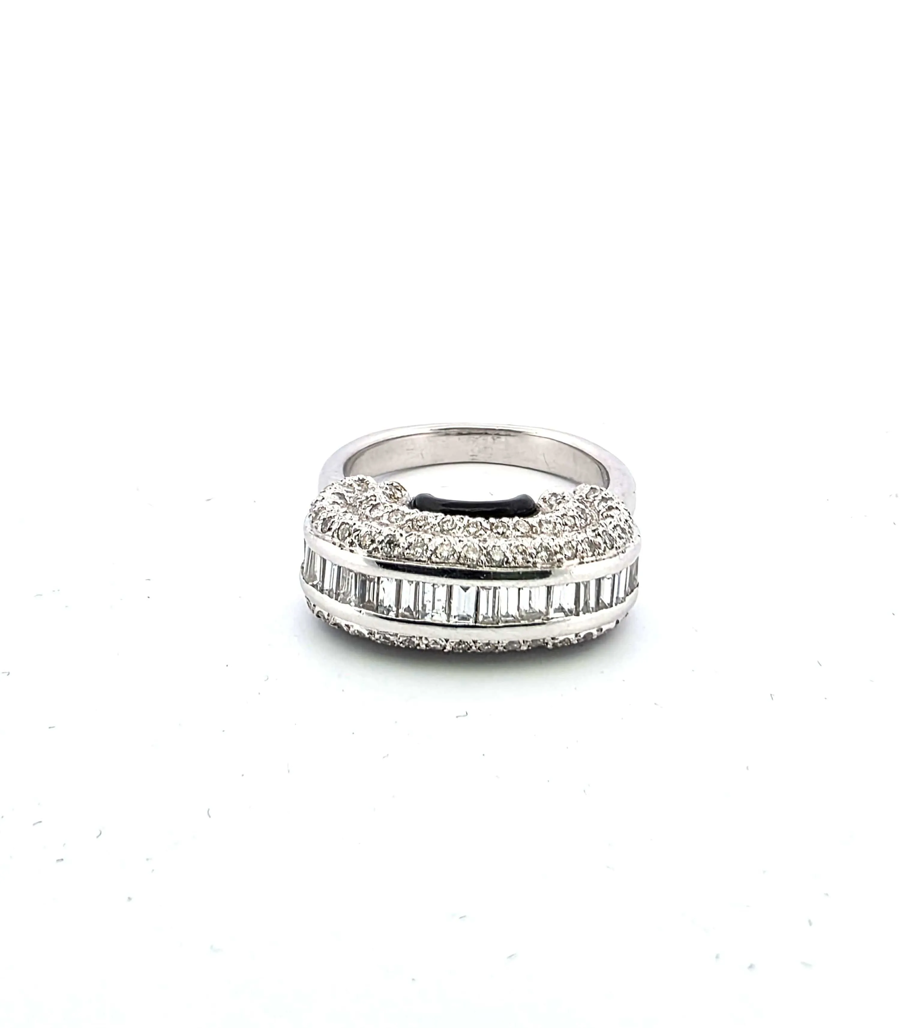 Superbe et unique bague en or blanc 18 carats avec diamants baguette, diamants taille brillant et émail noir sold by 58 Facettes product image thumbnail 2