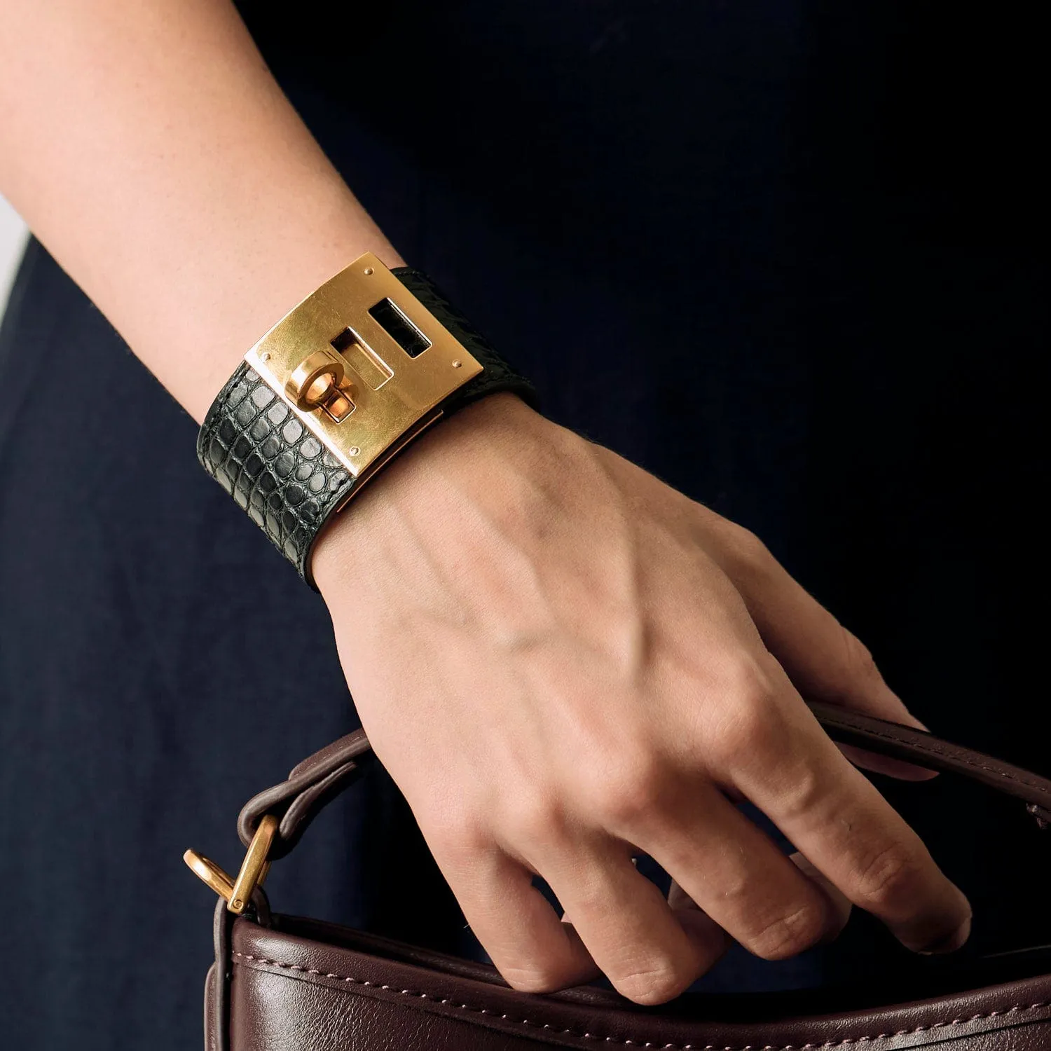 HERMES - Kelly Twist grand modèle - Bracelet manchette cuir et métal doré sold by 58 Facettes product image thumbnail 2