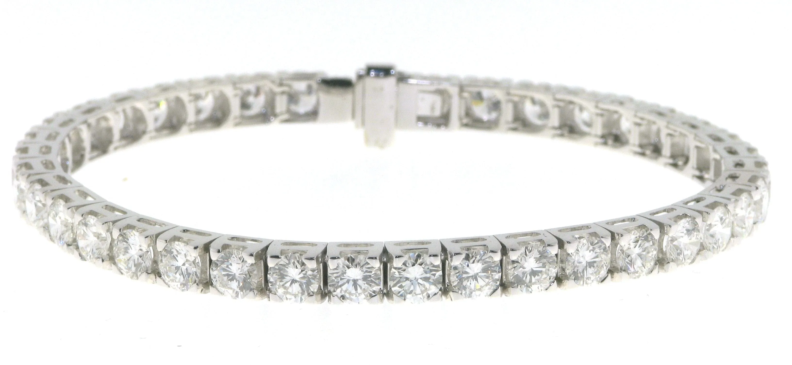 Bracelet Tennis en or blanc et diamants 10,78 carats sold by 58 Facettes product image thumbnail 2