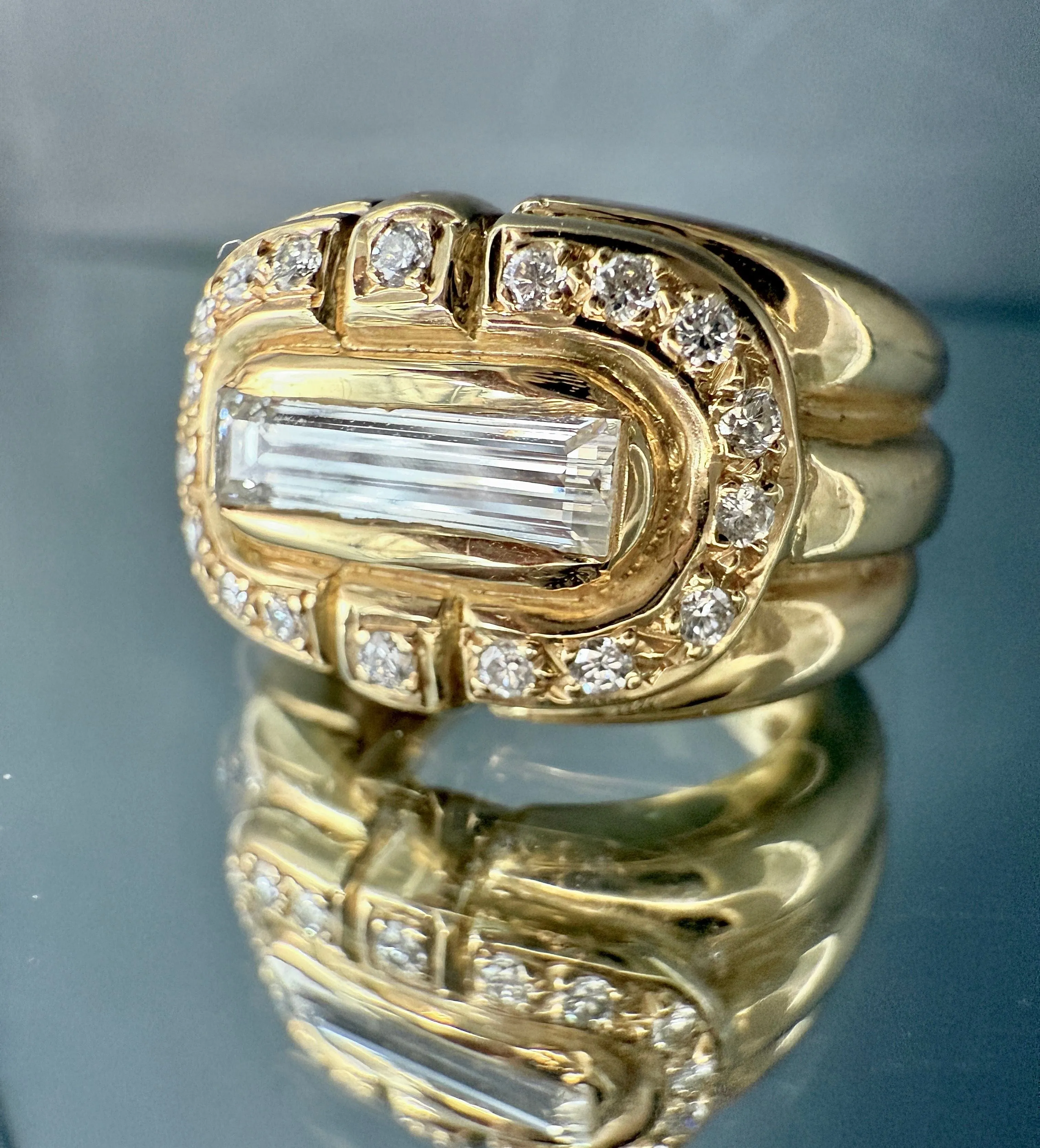 Bague en or jaune 18 carats avec diamant baguette 1 ct et diamants sold by 58 Facettes product image thumbnail 4