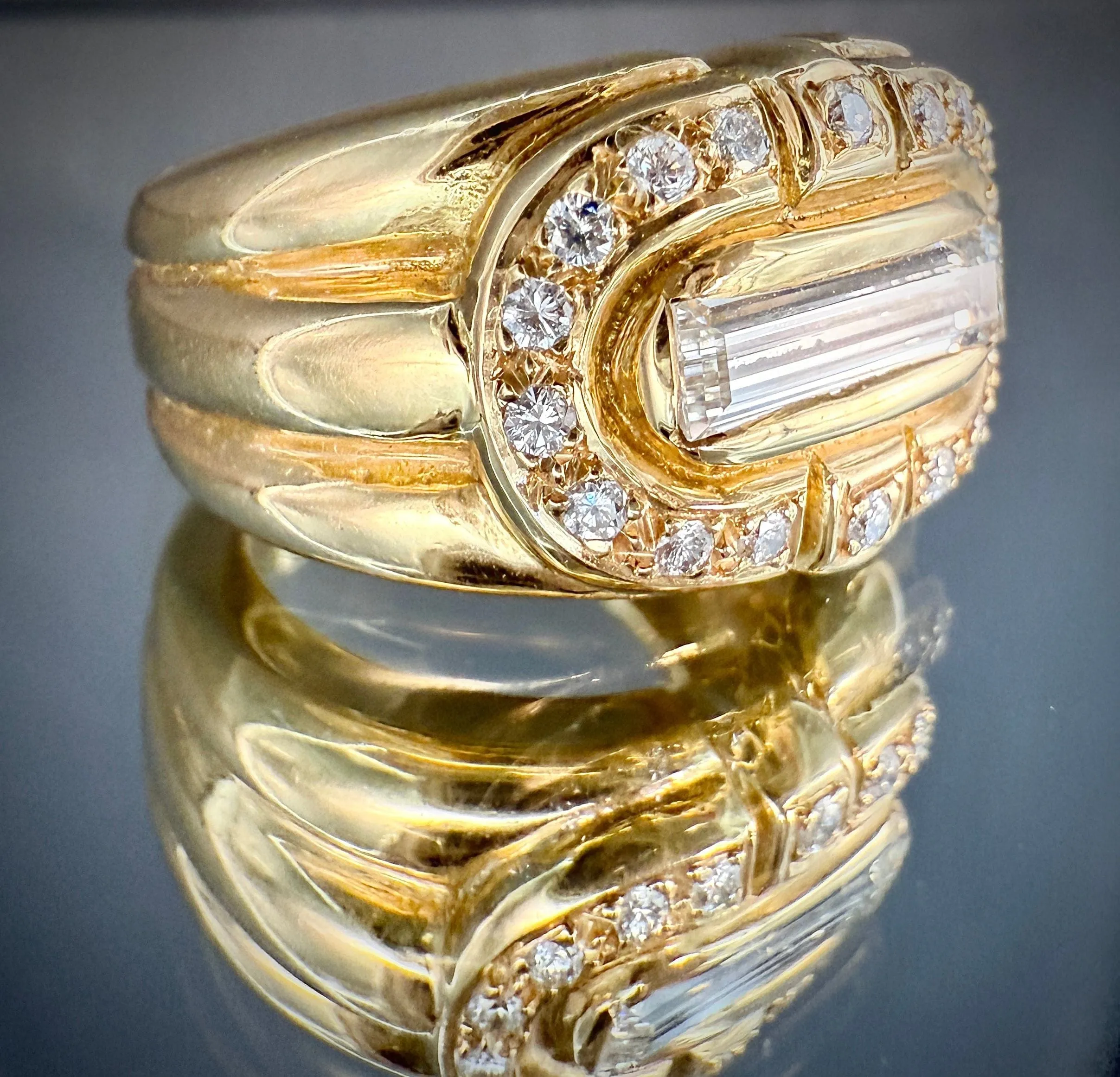 Bague en or jaune 18 carats avec diamant baguette 1 ct et diamants sold by 58 Facettes product image thumbnail 2
