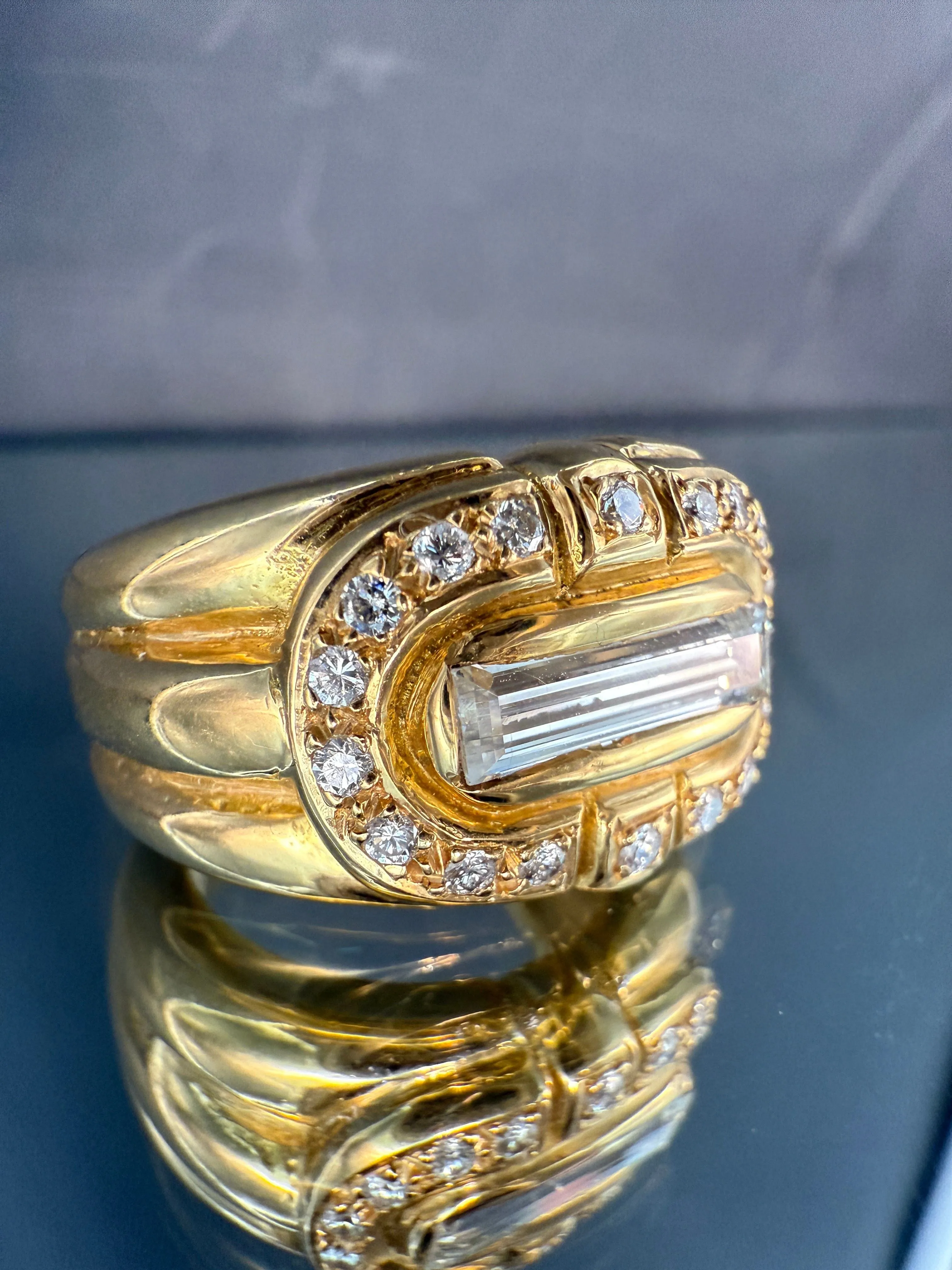 Bague en or jaune 18 carats avec diamant baguette 1 ct et diamants sold by 58 Facettes product image thumbnail 3