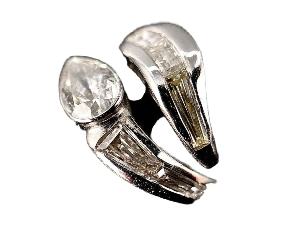 Bague or blanc sertie d'un diamant taillé en poire de 1,25 carats sold by 58 Facettes