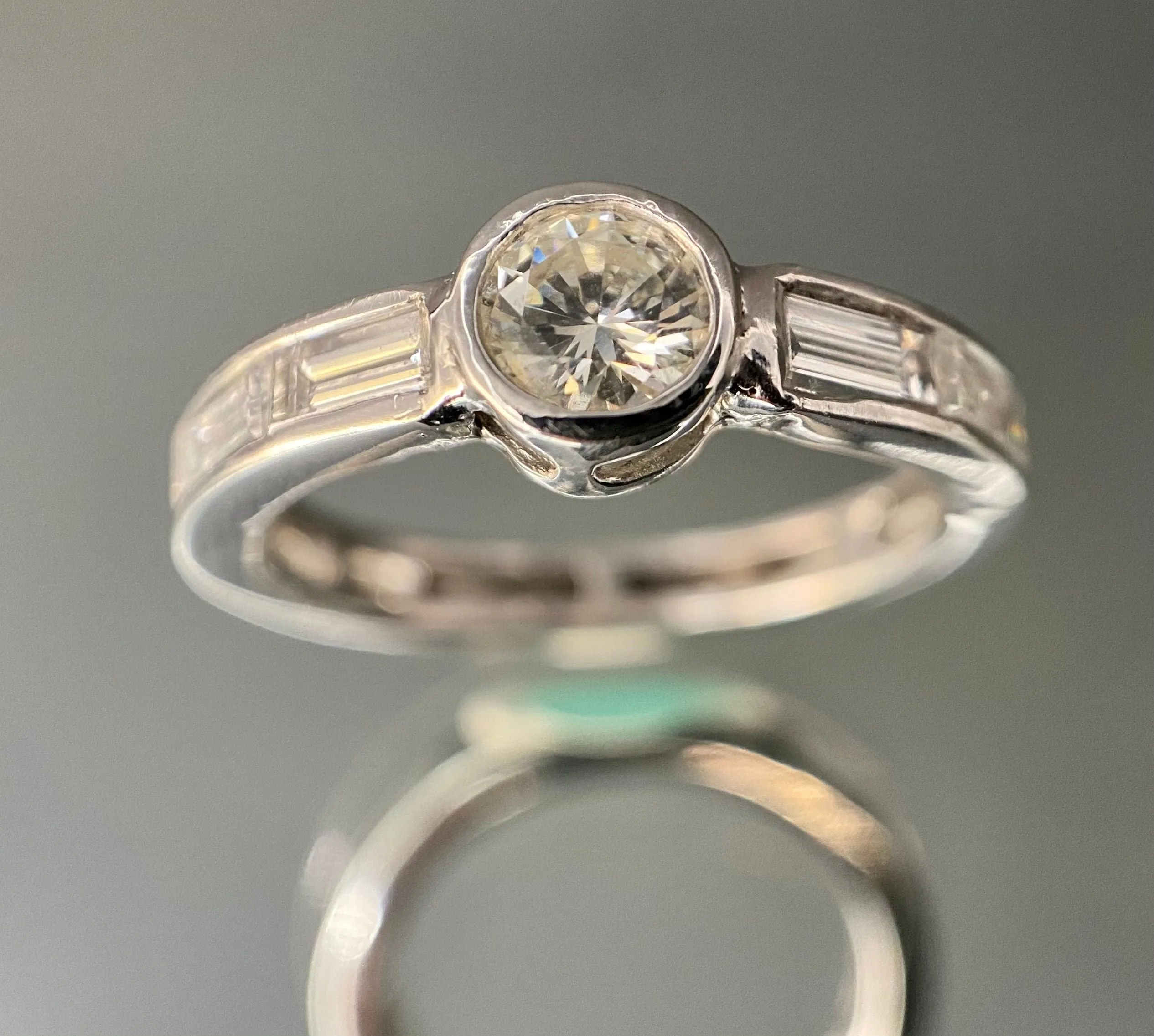 Bague en or blanc 18 carats avec diamant 1 ct et diamants baguette sold by 58 Facettes product image thumbnail 5