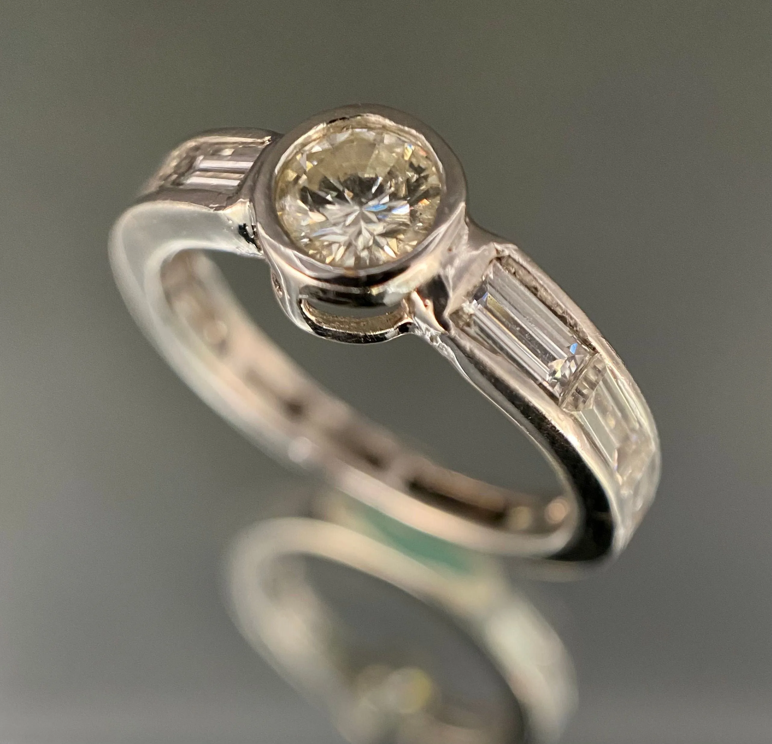 Bague en or blanc 18 carats avec diamant 1 ct et diamants baguette sold by 58 Facettes product image thumbnail 2