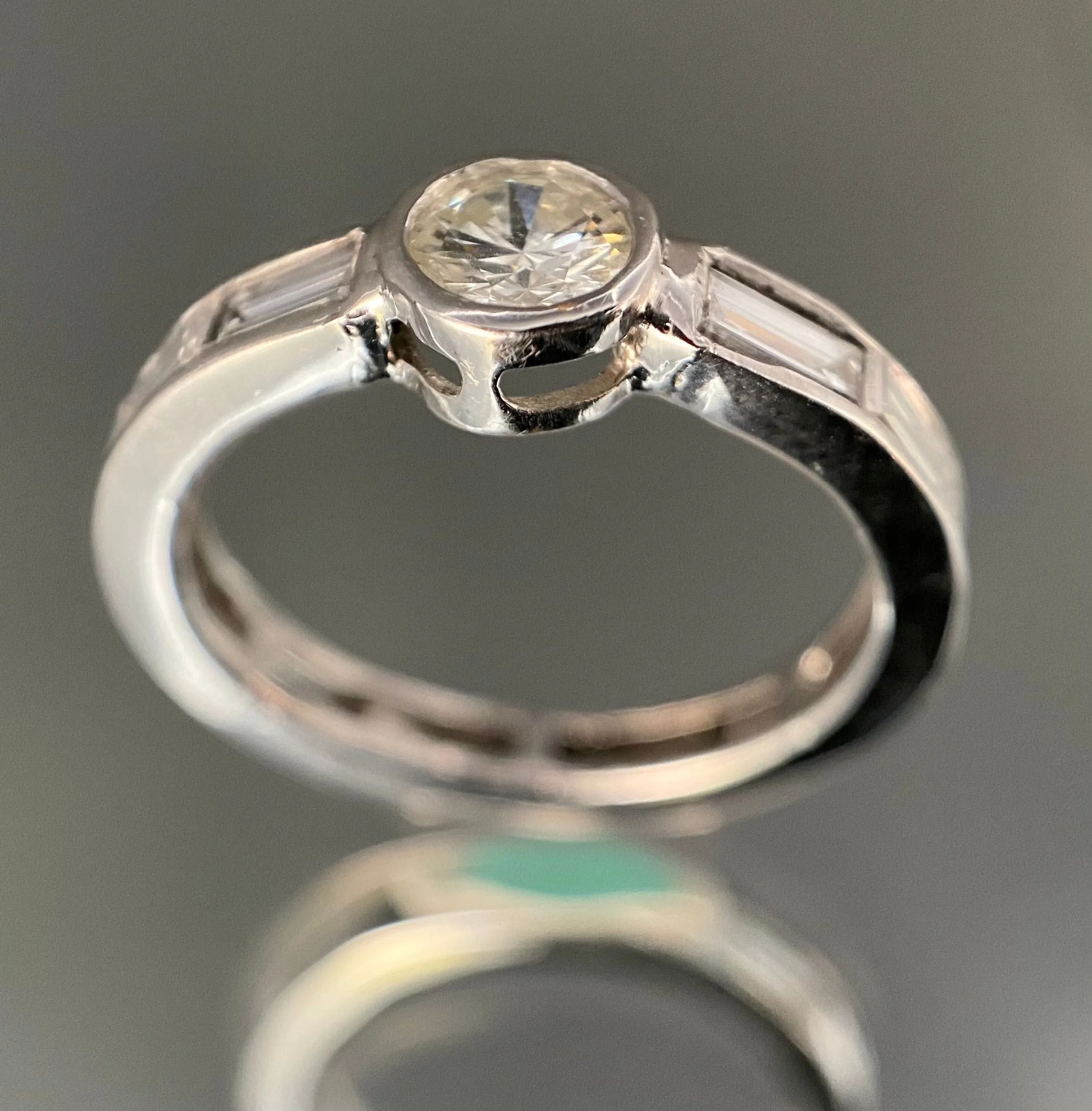 Bague en or blanc 18 carats avec diamant 1 ct et diamants baguette sold by 58 Facettes product image thumbnail 3