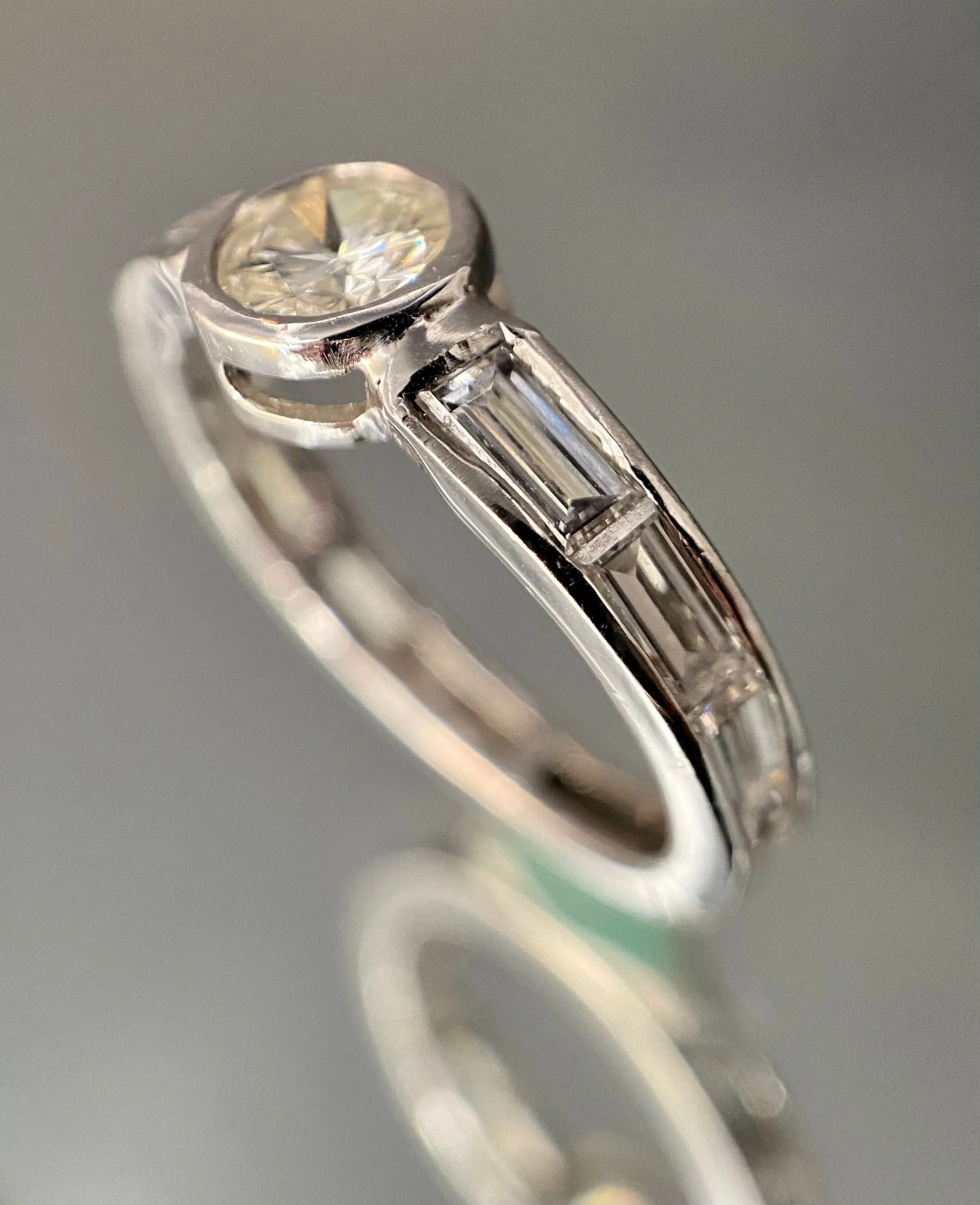 Bague en or blanc 18 carats avec diamant 1 ct et diamants baguette sold by 58 Facettes product image thumbnail 4