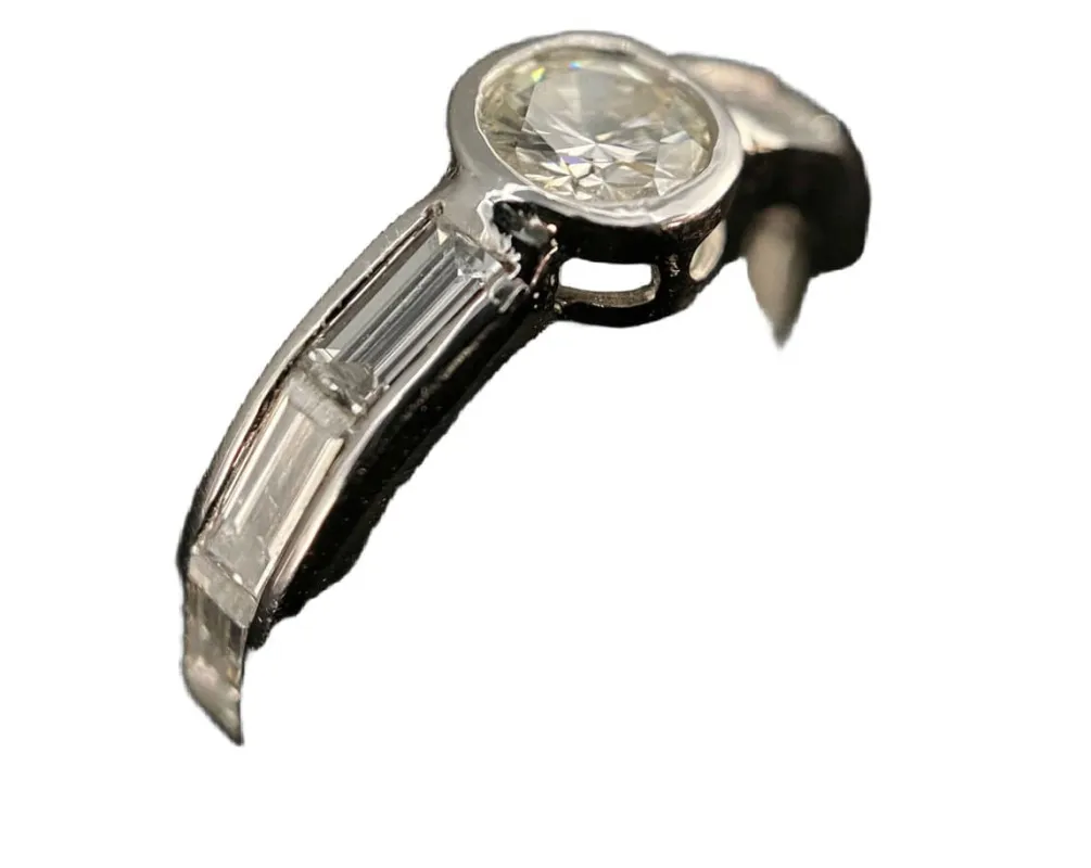 Bague or blanc sertie d'un diamant central de 1 carat et 2 carats de diamants baguette sold by 58 Facettes