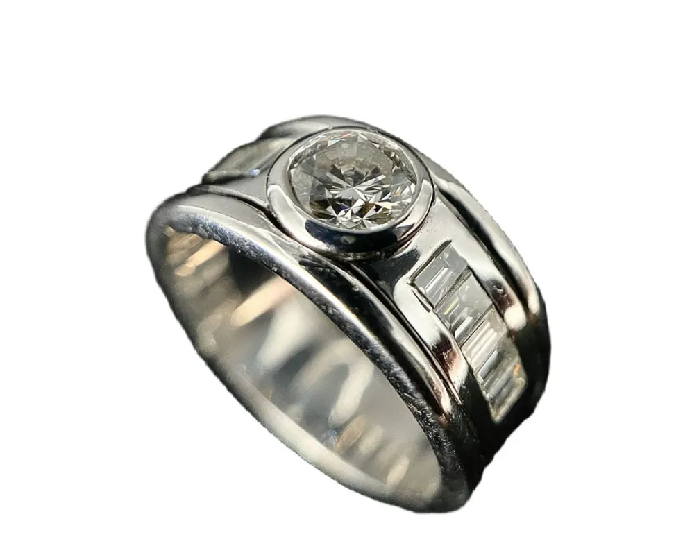 Bague or blanc sertie d'un diamants et 10 diamants taillés en baguette sold by 58 Facettes