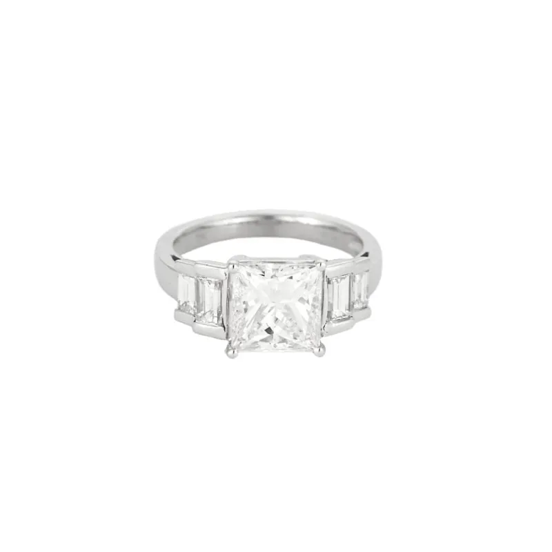 Bague solitaire en or blanc sertie d'un diamant taille princesse de 3,02 carats sold by 58 Facettes