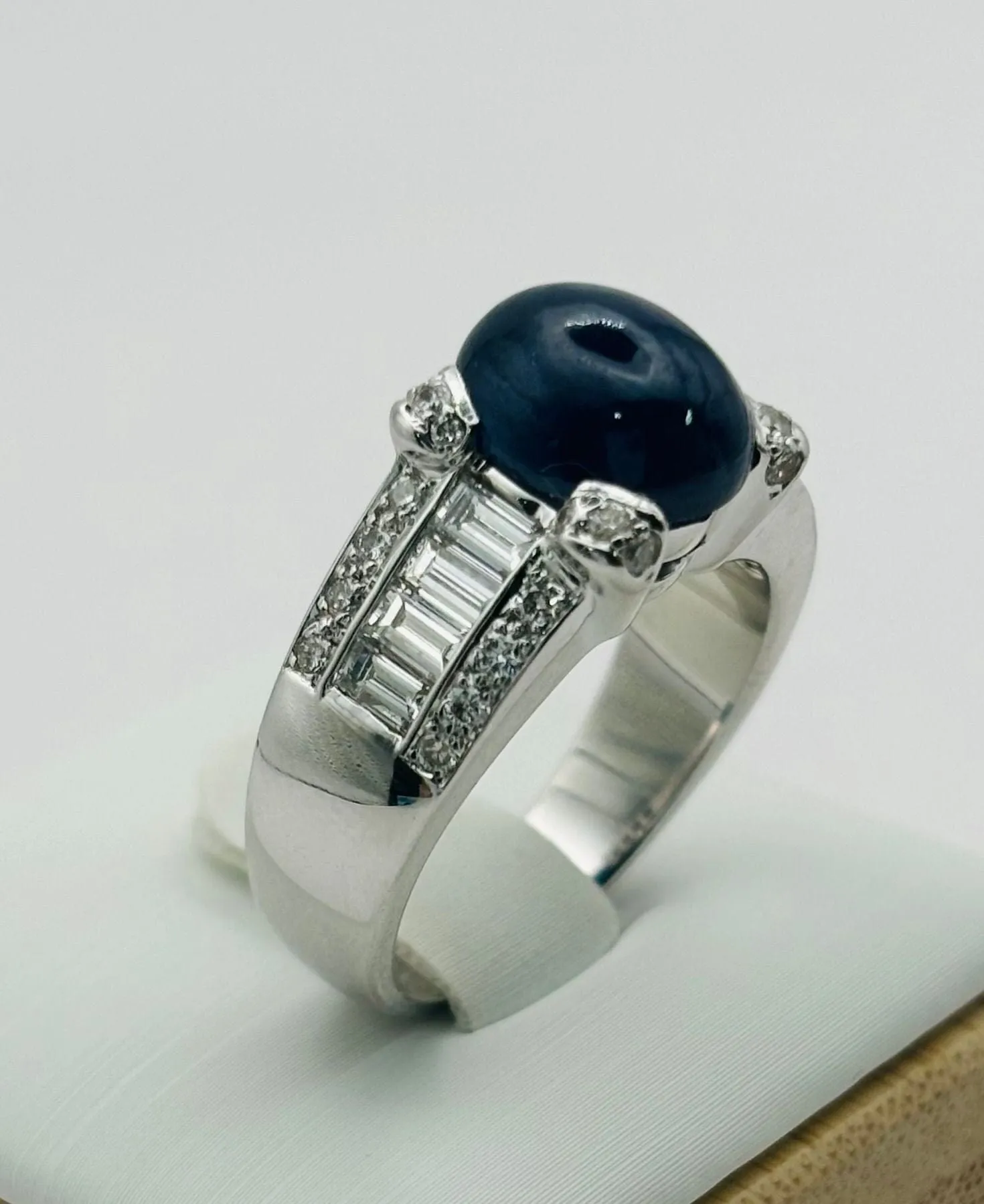 Bague or blanc avec saphir central et diamants sold by 58 Facettes product image thumbnail 4