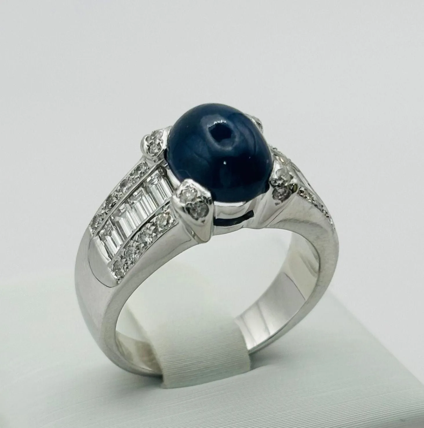 Bague or blanc avec saphir central et diamants sold by 58 Facettes product image thumbnail 5