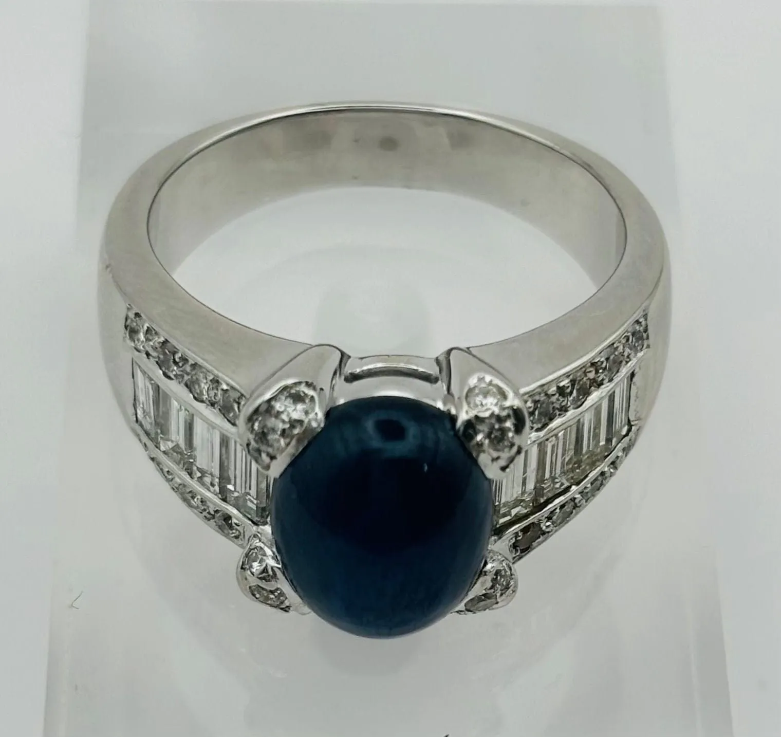 Bague or blanc avec saphir central et diamants sold by 58 Facettes product image thumbnail 2