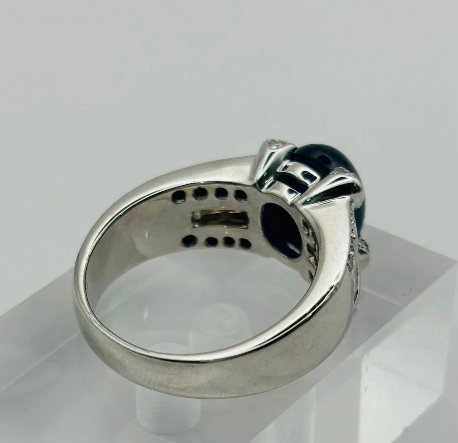 Bague or blanc avec saphir central et diamants sold by 58 Facettes product image thumbnail 3