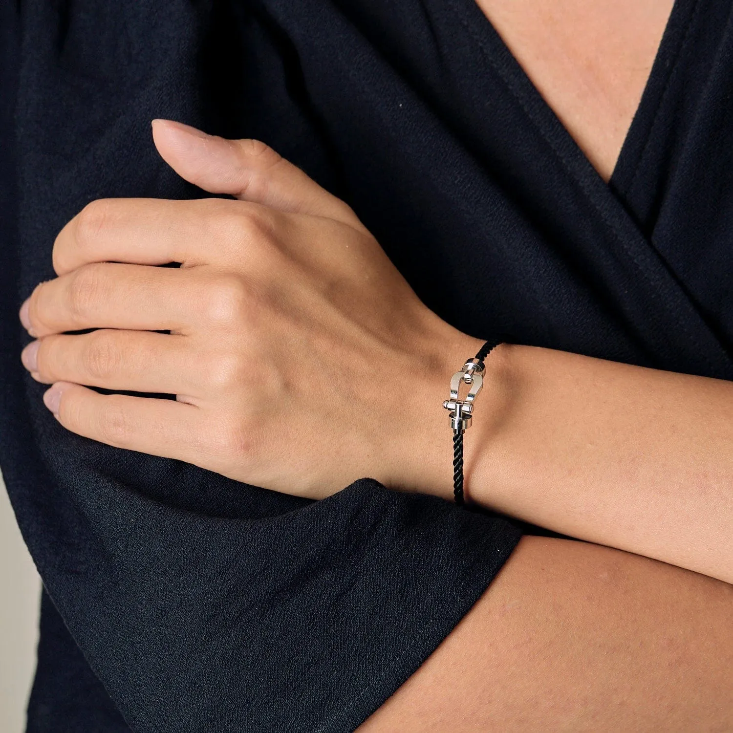 FRED - FORCE 10 - Moyen modèle - Bracelet en or blanc et cordon torsadé noir sold by 58 Facettes product image thumbnail 2