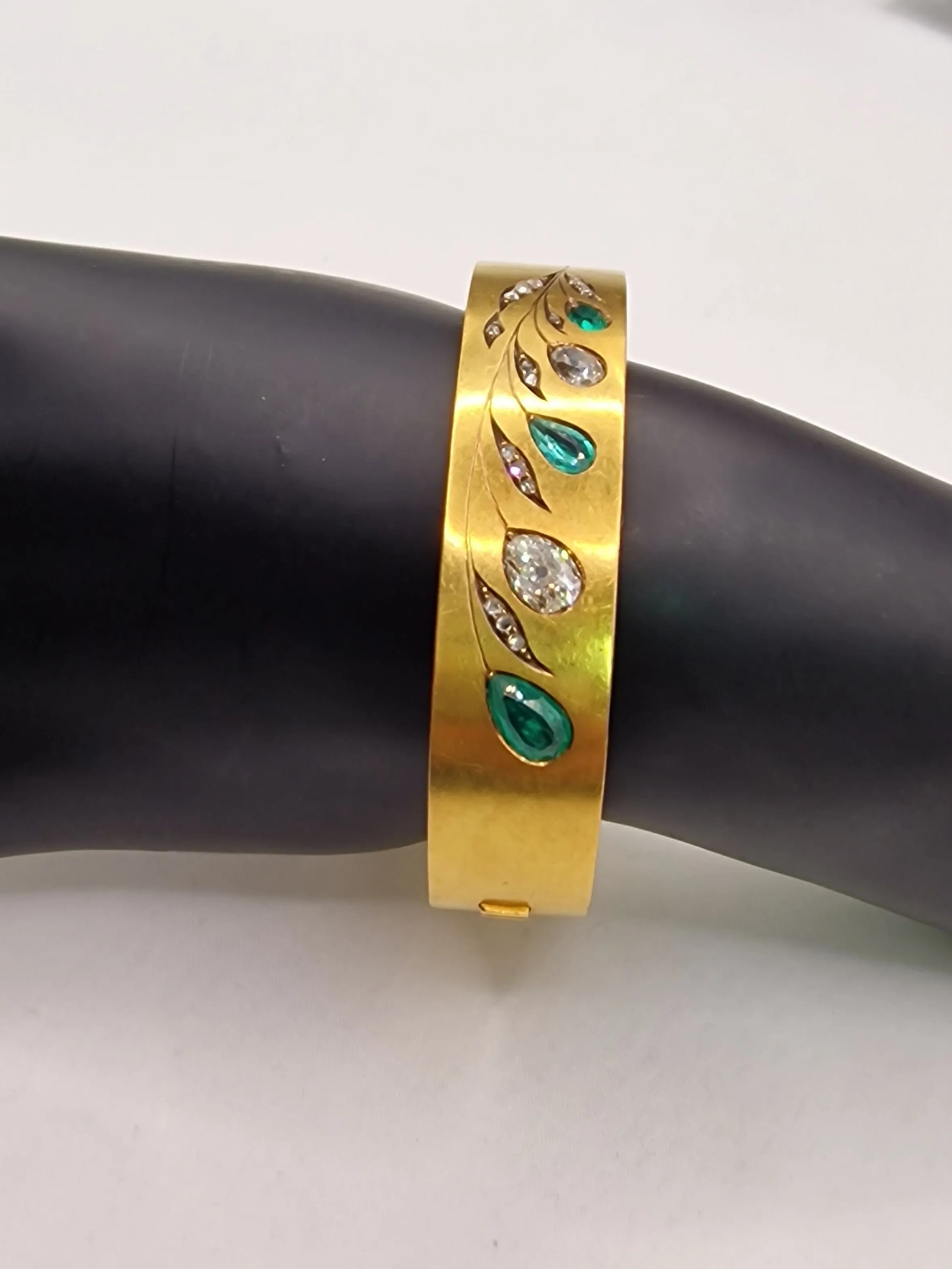 Bracelet vintage années 1970 en or jaune 20 carats, diamants et émeraudes sold by 58 Facettes product image thumbnail 4