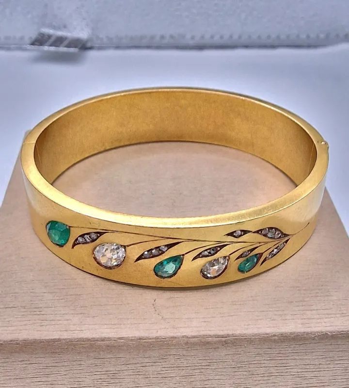 Bracelet vintage années 1970 en or jaune 20 carats, diamants et émeraudes sold by 58 Facettes