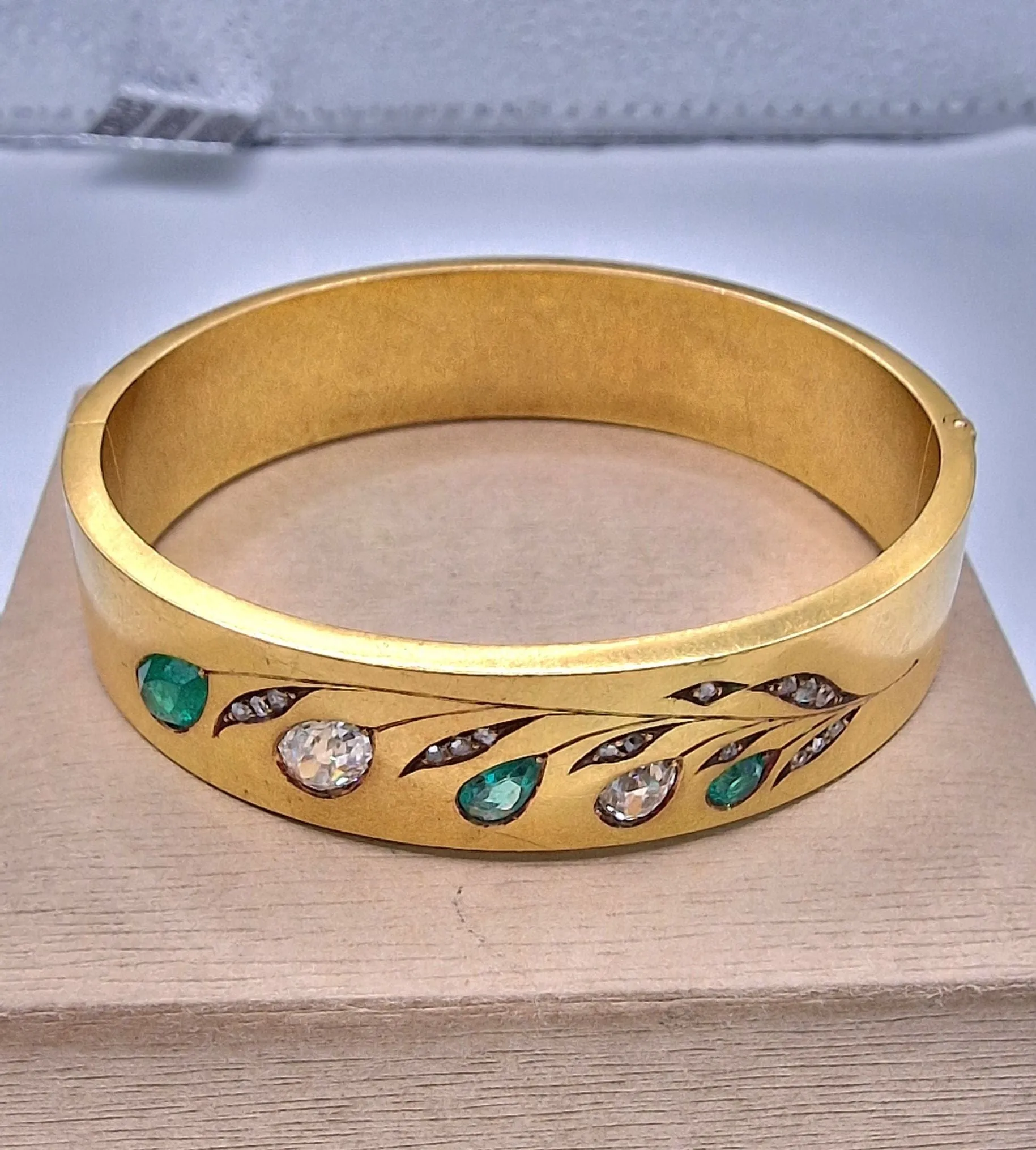 Bracelet vintage années 1970 en or jaune 20 carats, diamants et émeraudes sold by 58 Facettes