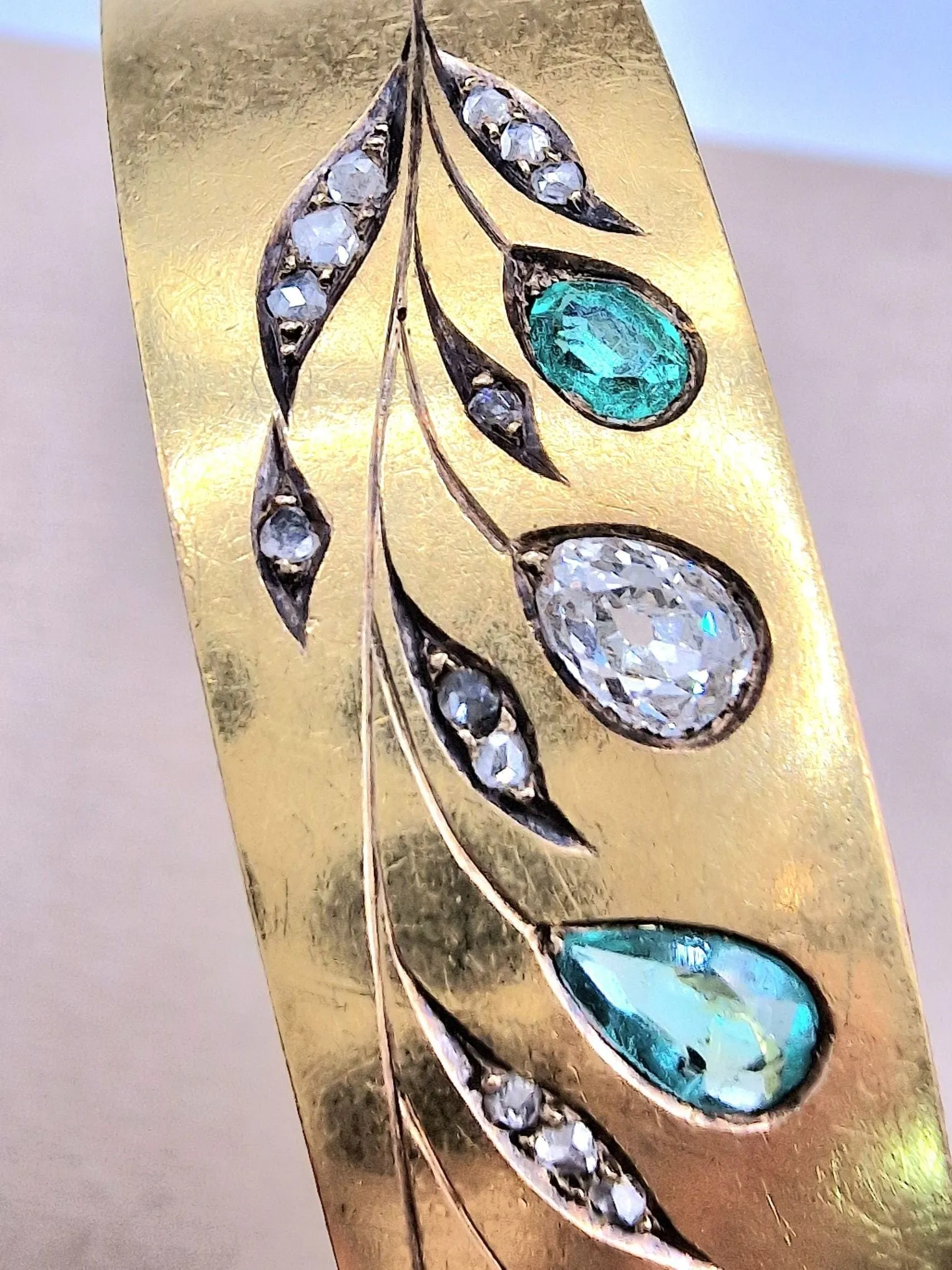 Bracelet vintage années 1970 en or jaune 20 carats, diamants et émeraudes sold by 58 Facettes product image thumbnail 5