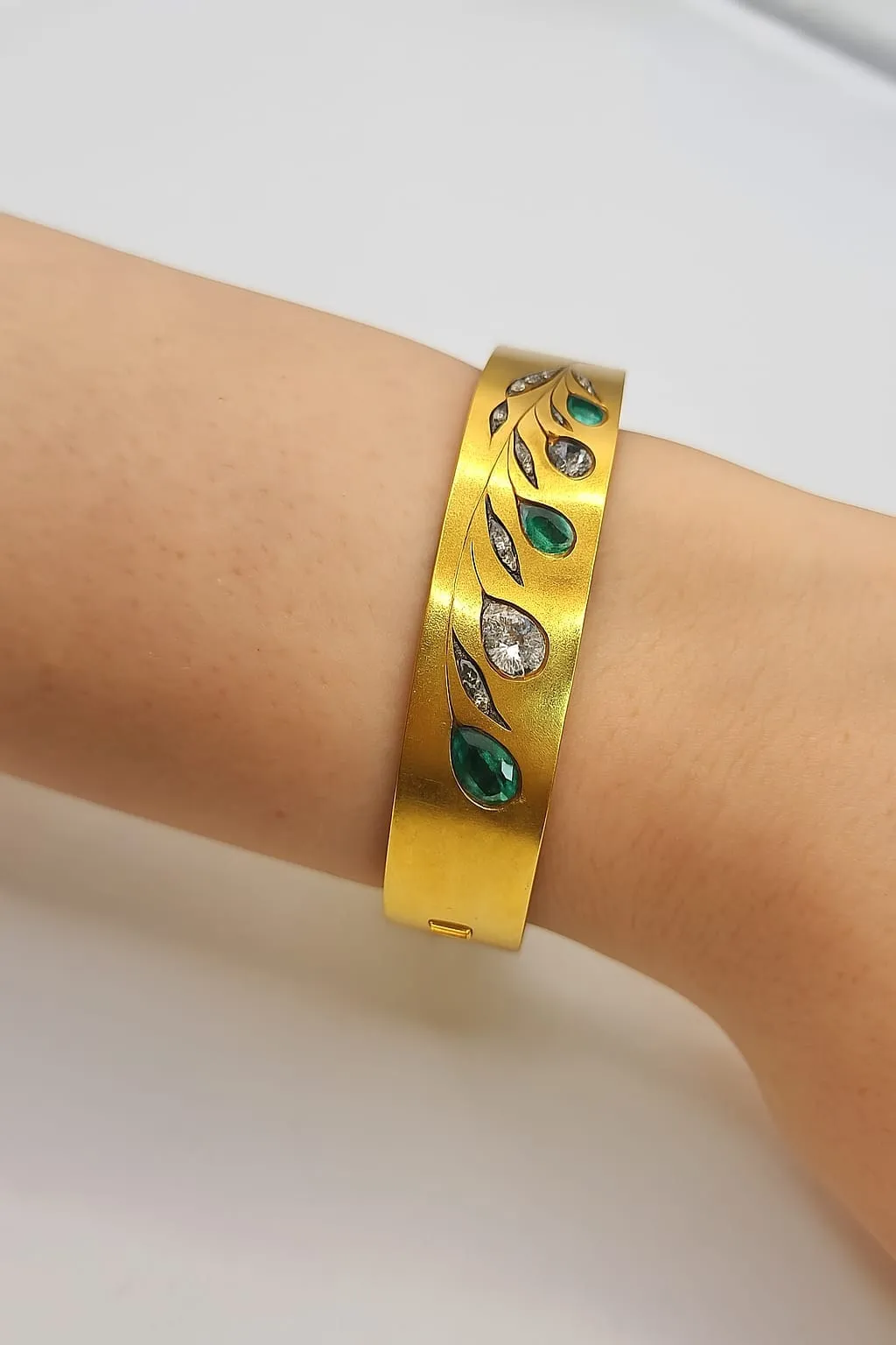 Bracelet vintage années 1970 en or jaune 20 carats, diamants et émeraudes sold by 58 Facettes product image thumbnail 2