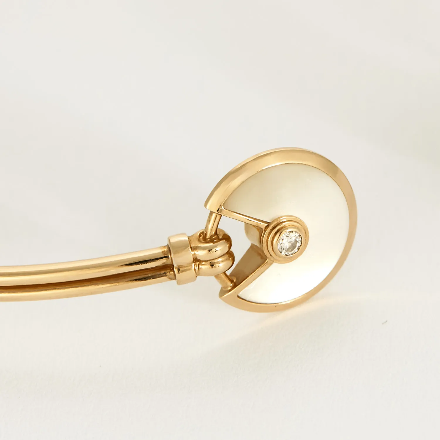 CARTIER - Amulette - Bracelet jonc ouvert en or rose, onyx, nacre et diamants sold by 58 Facettes product image thumbnail 5