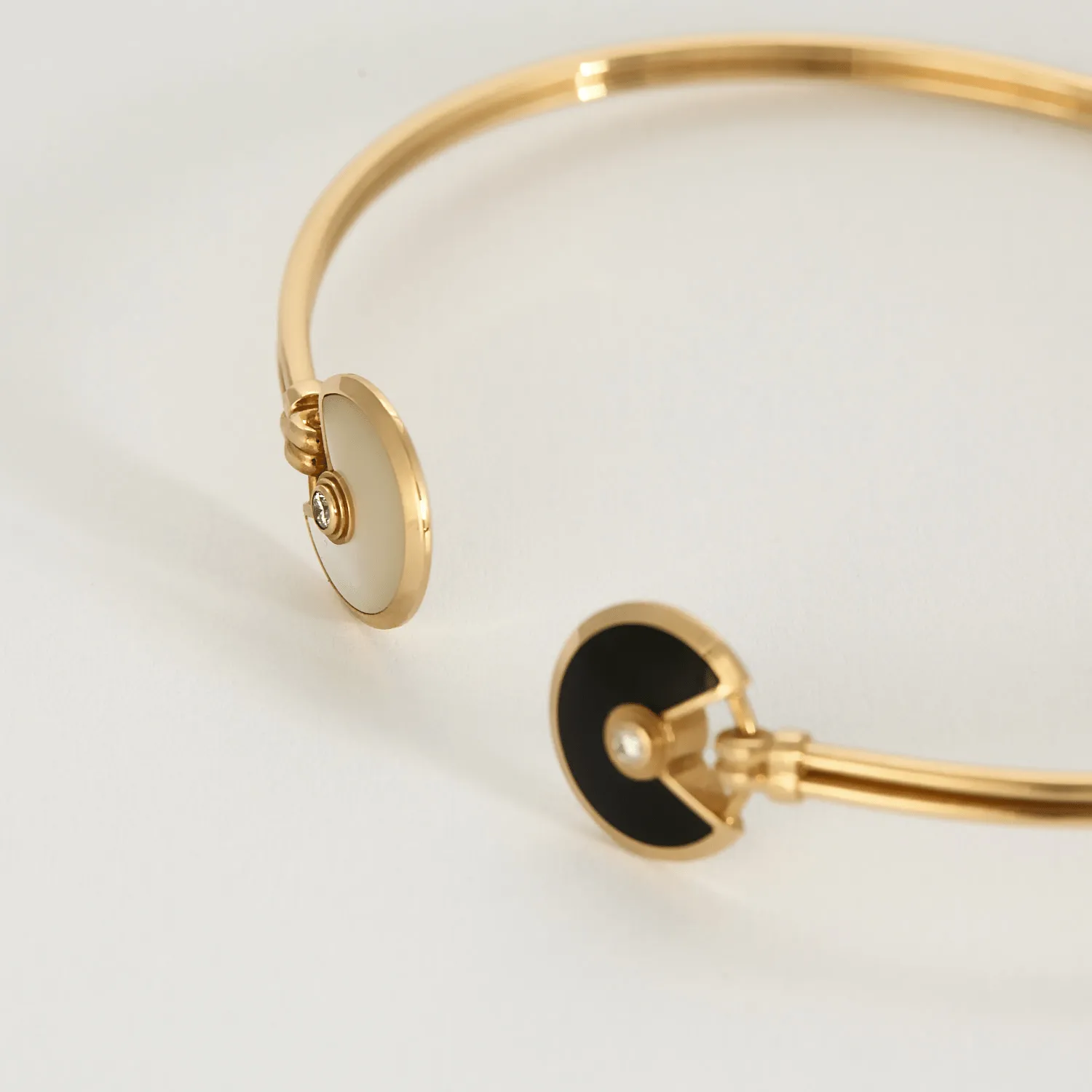CARTIER - Amulette - Bracelet jonc ouvert en or rose, onyx, nacre et diamants sold by 58 Facettes product image thumbnail 3