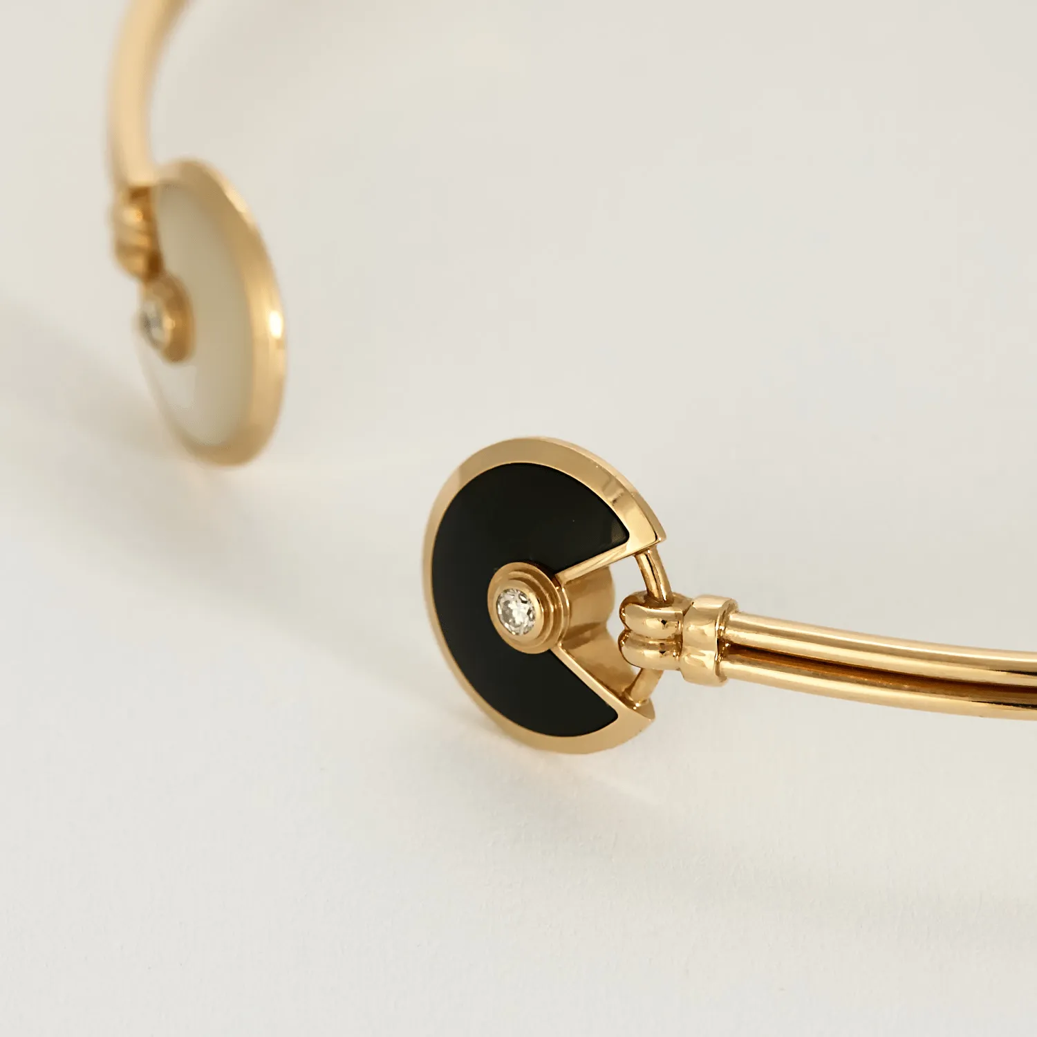 CARTIER - Amulette - Bracelet jonc ouvert en or rose, onyx, nacre et diamants sold by 58 Facettes product image thumbnail 4