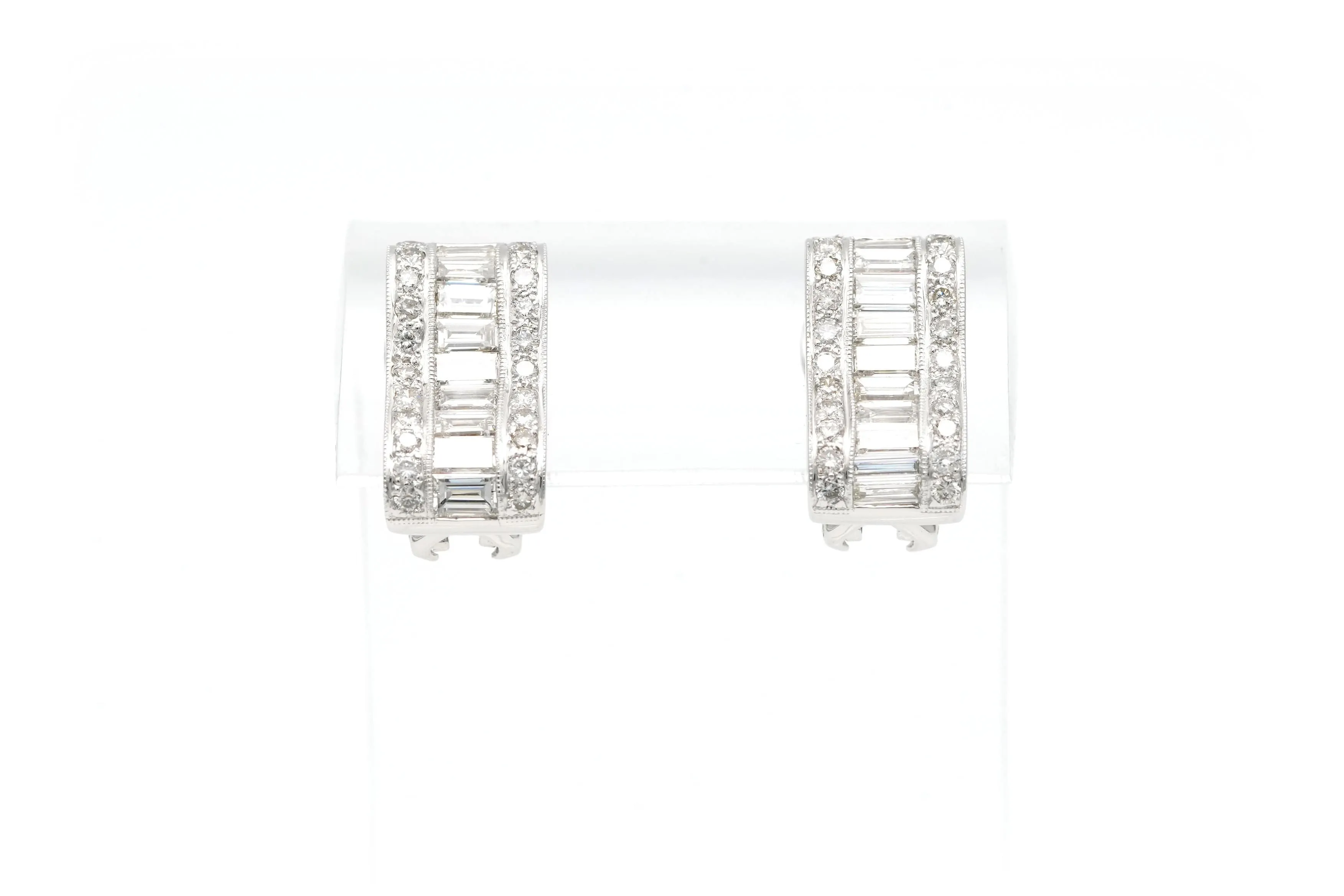 Boucles d'oreilles contemporaines en or blanc 18 carats serties de diamants sold by 58 Facettes product image thumbnail 3