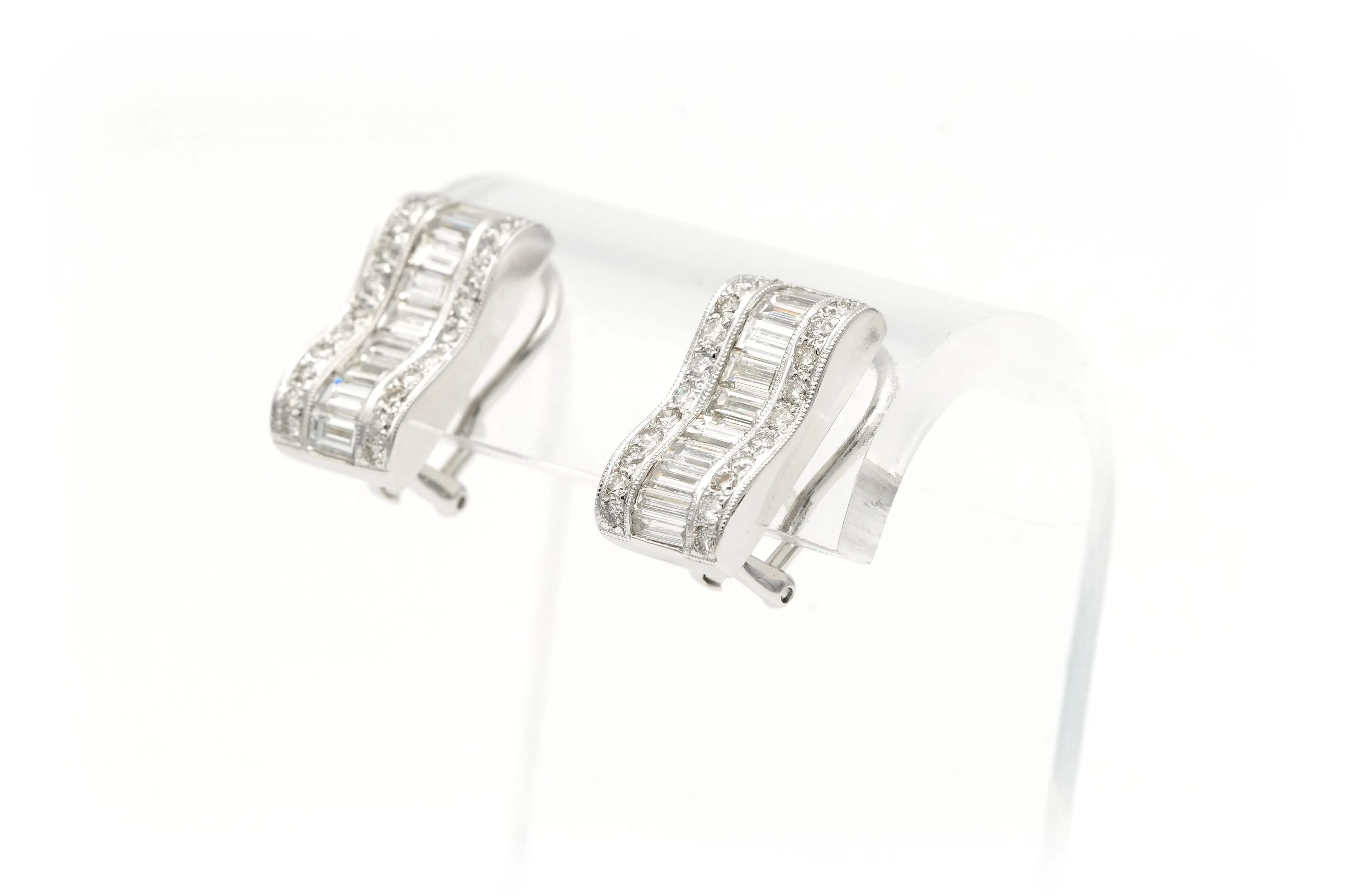 Boucles d'oreilles contemporaines en or blanc 18 carats serties de diamants sold by 58 Facettes product image thumbnail 4