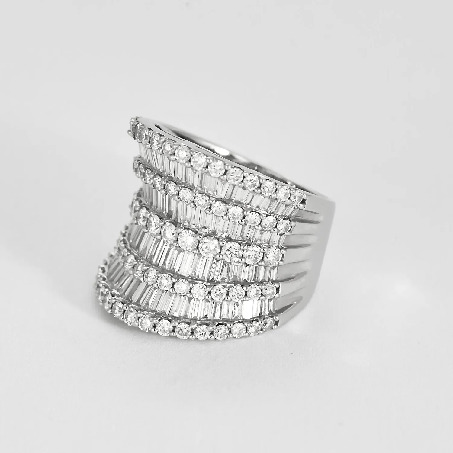 Bague bandeau en or blanc et diamants sold by 58 Facettes product image thumbnail 3