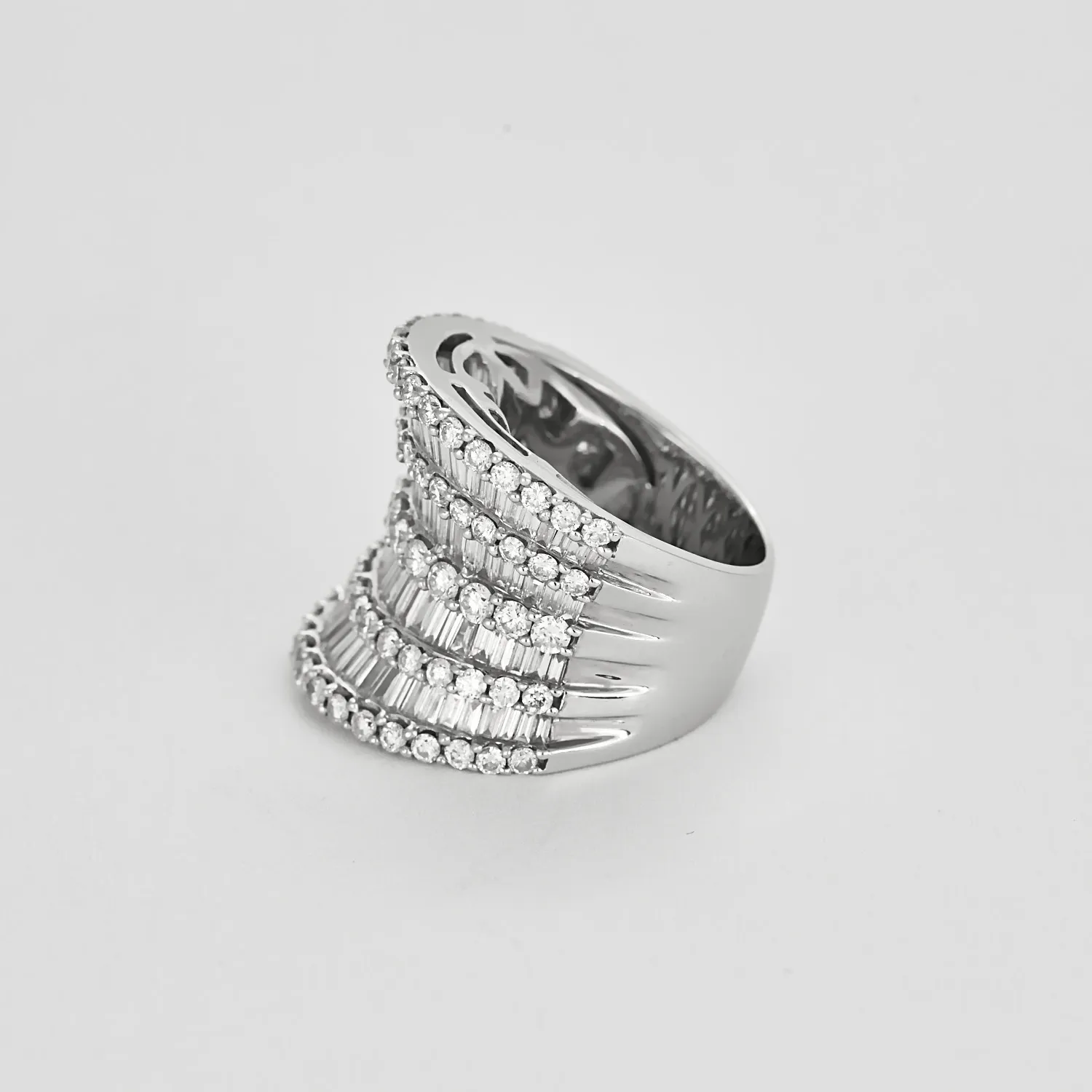 Bague bandeau en or blanc et diamants sold by 58 Facettes product image thumbnail 4