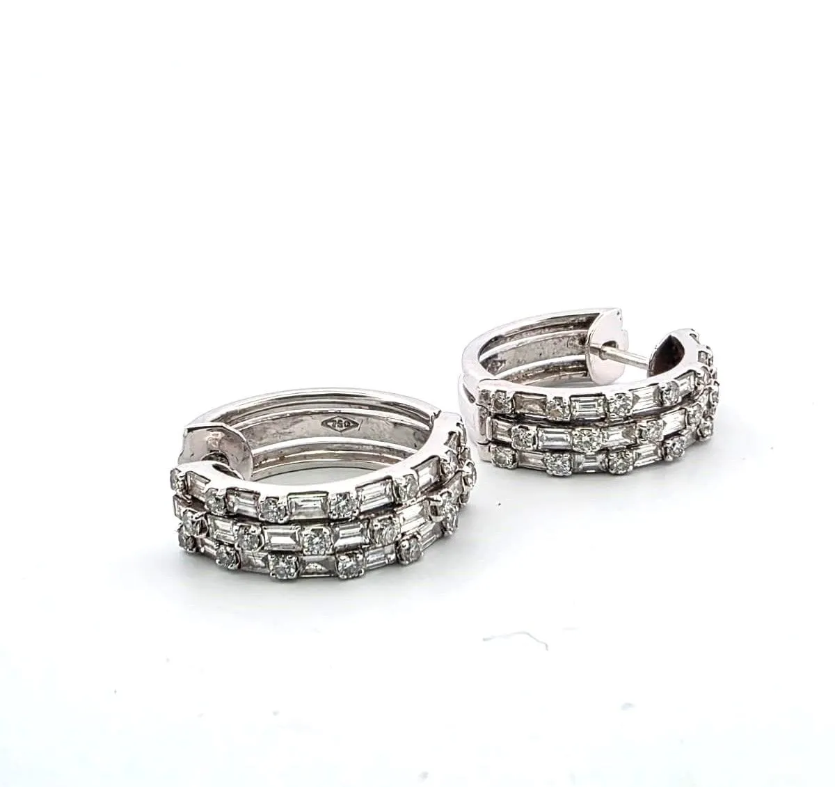 Boucles d'oreilles en or blanc avec diamants sold by 58 Facettes product image thumbnail 2