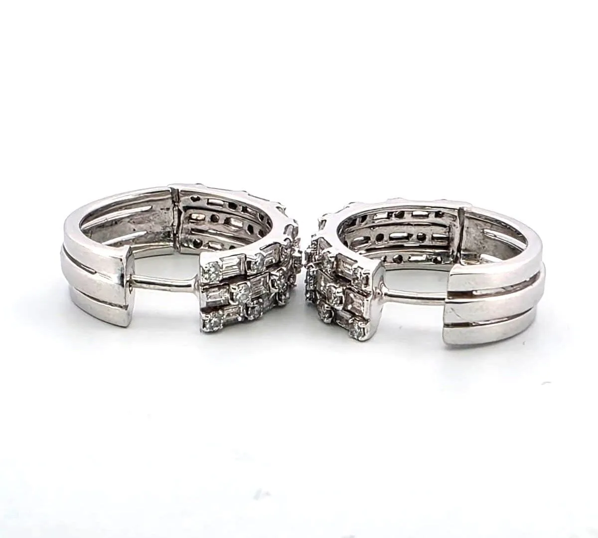 Boucles d'oreilles en or blanc avec diamants sold by 58 Facettes product image thumbnail 4