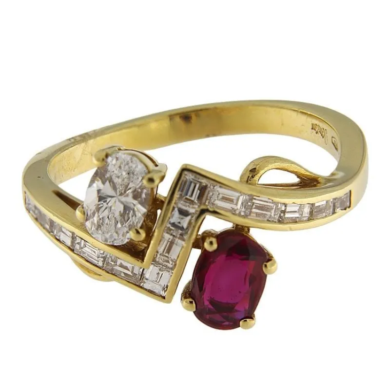 Bague en or jaune avec rubis, diamant ovale et baguettes sold by 58 Facettes