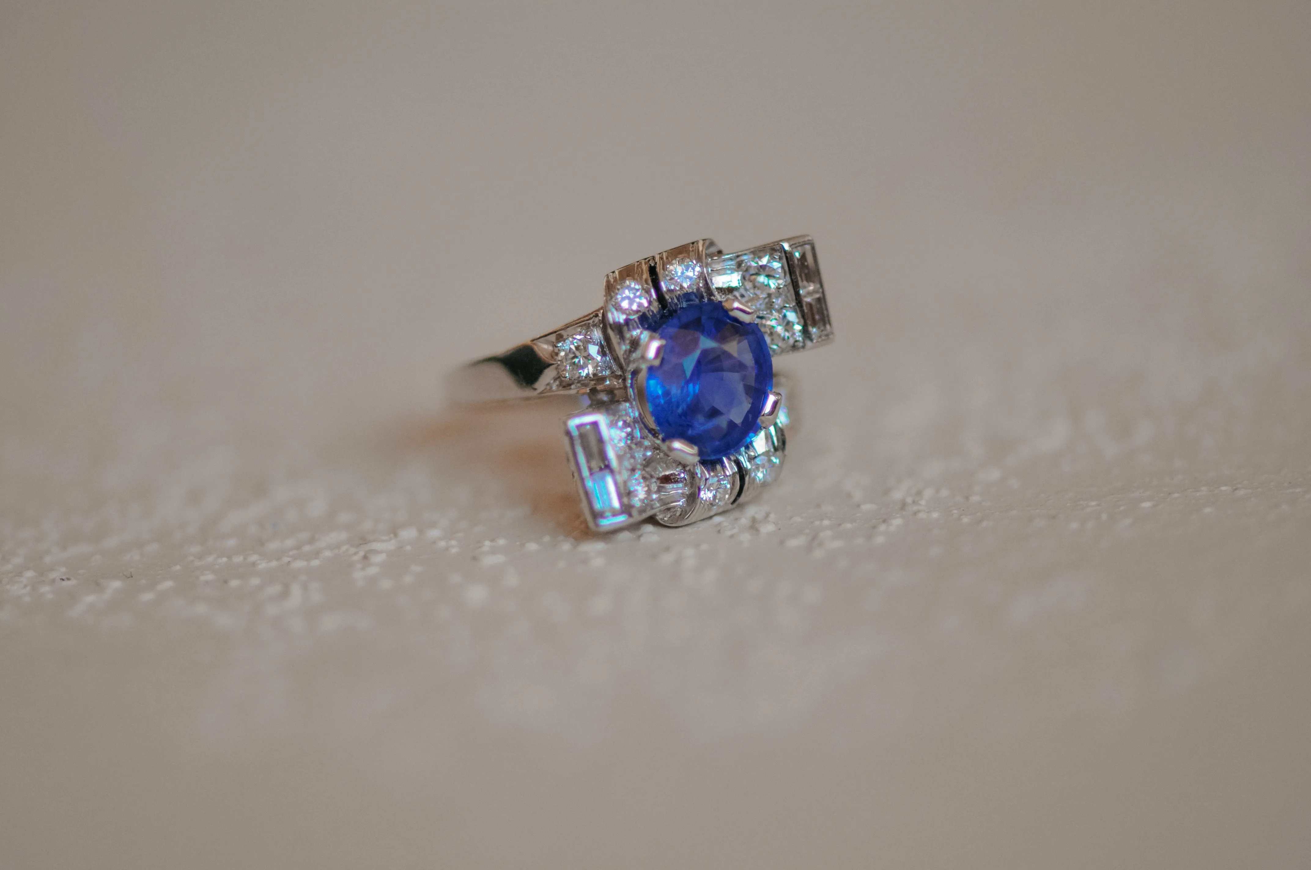 Art Déco platinum blue sapphire ring sold by 58 Facettes product image thumbnail 4