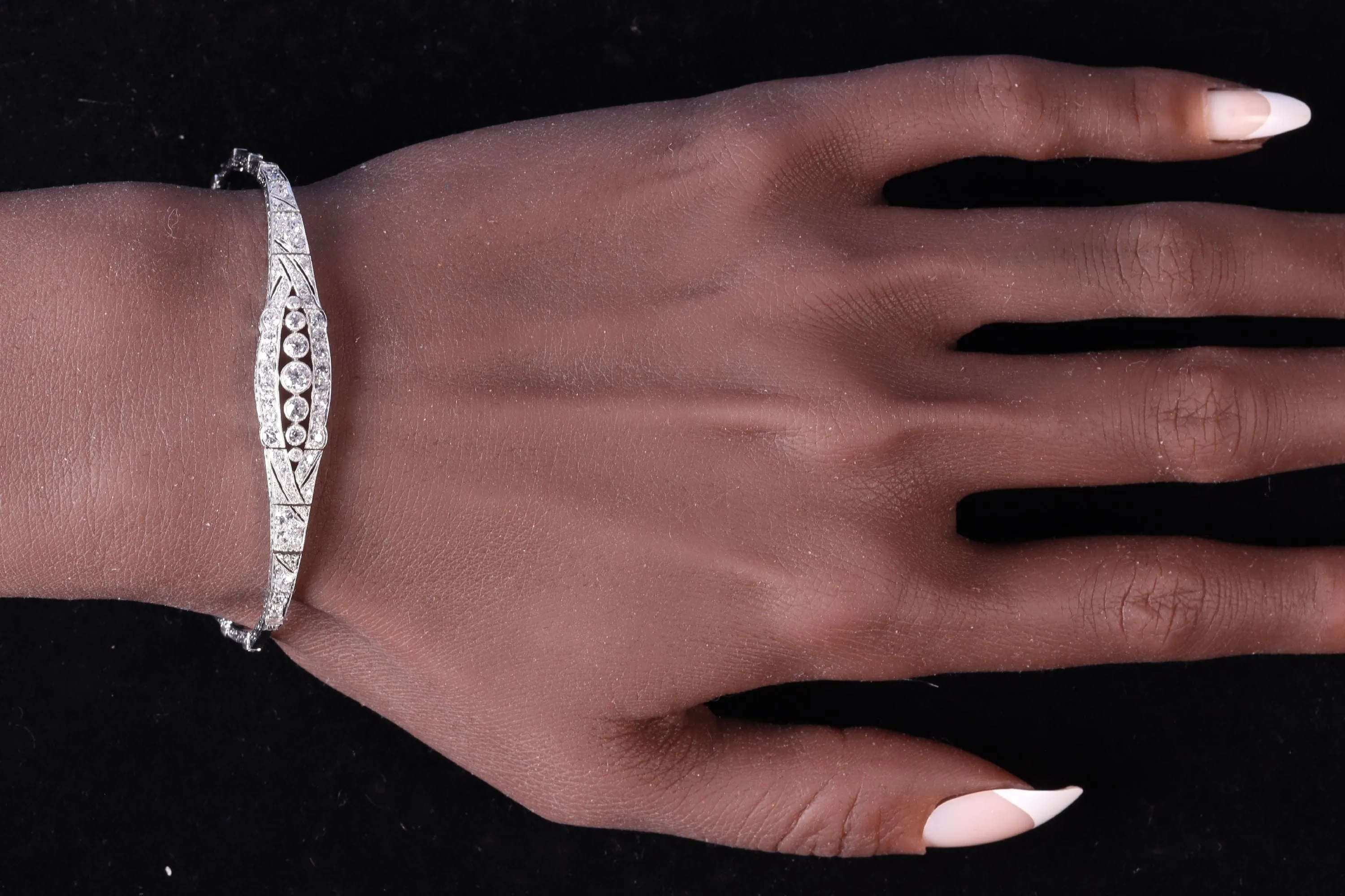 Bracelet Art déco éblouissant en diamants – Un hommage à la modernité des années 1920 sold by 58 Facettes product image thumbnail 2