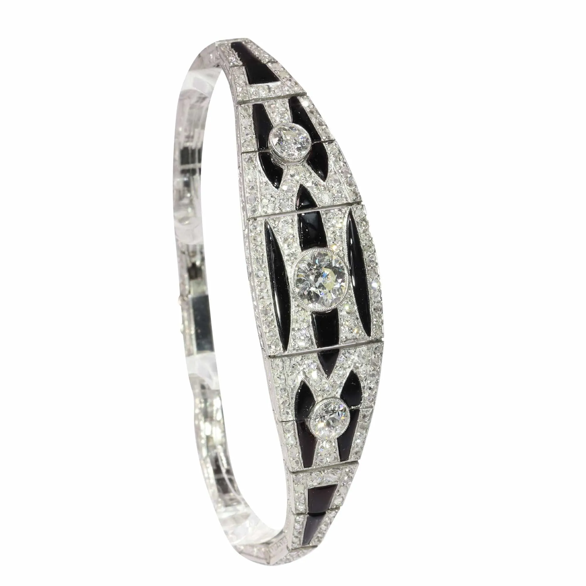 Graphic Grace – Bracelet Art déco vintage en platine, diamants et onyx sold by 58 Facettes