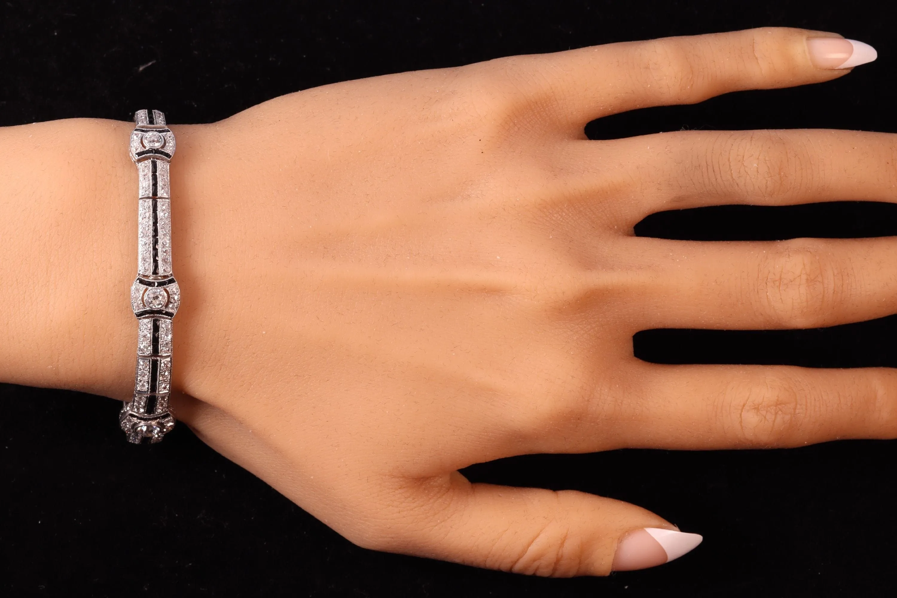 Une déclaration éblouissante d'Art Déco : Bracelet en platine avec diamants et onyx sold by 58 Facettes product image thumbnail 3