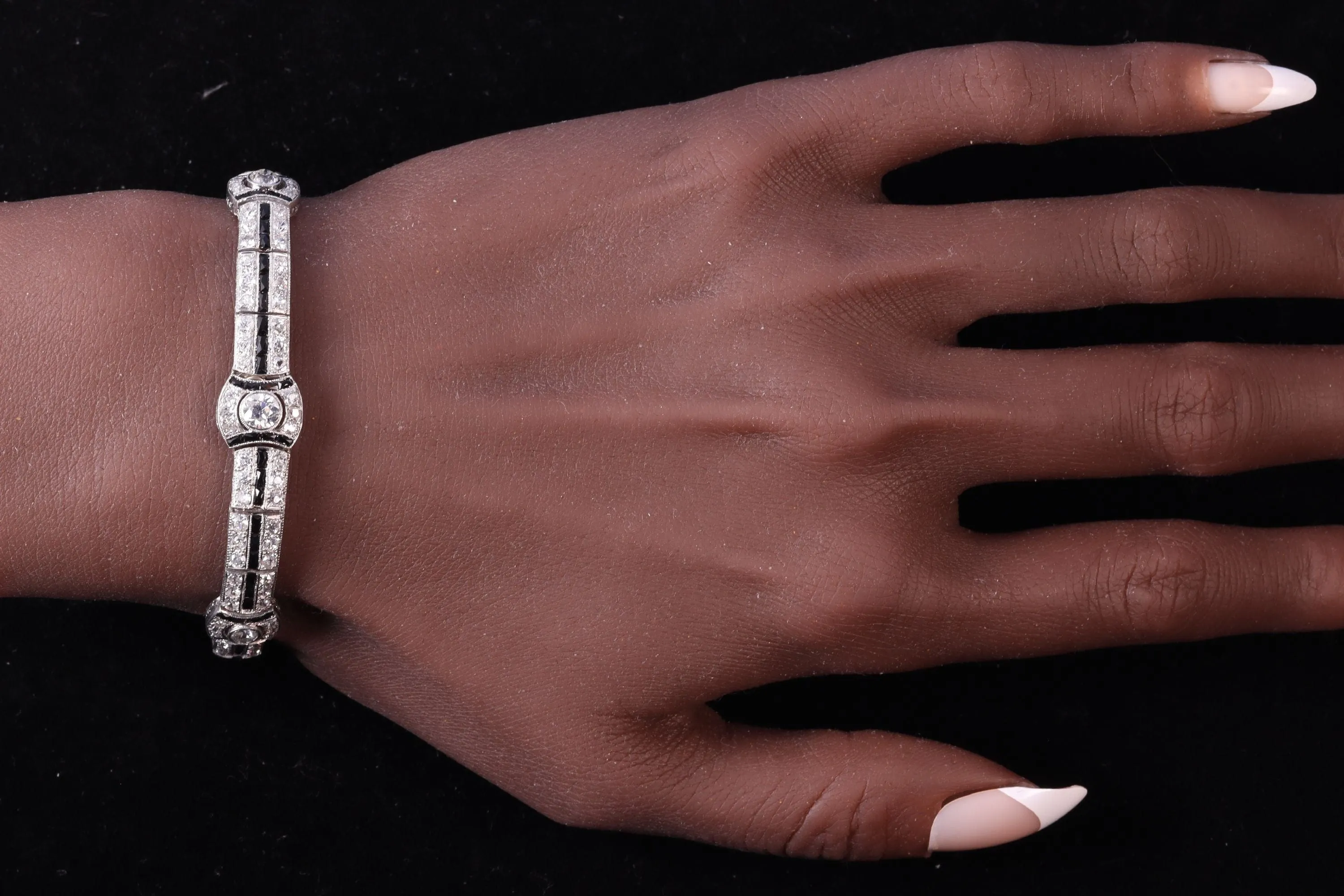 Une déclaration éblouissante d'Art Déco : Bracelet en platine avec diamants et onyx sold by 58 Facettes product image thumbnail 2