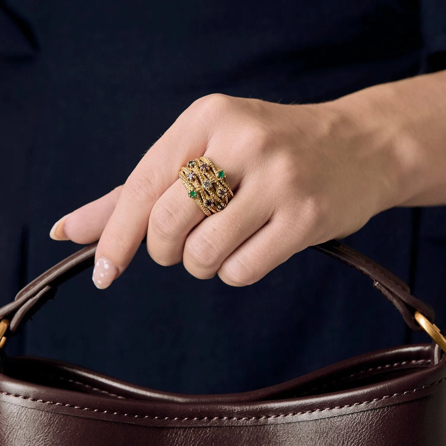 Bague bandeau mouvementée, or jaune, rubis, émeraudes et saphirs sold by 58 Facettes product image thumbnail 2