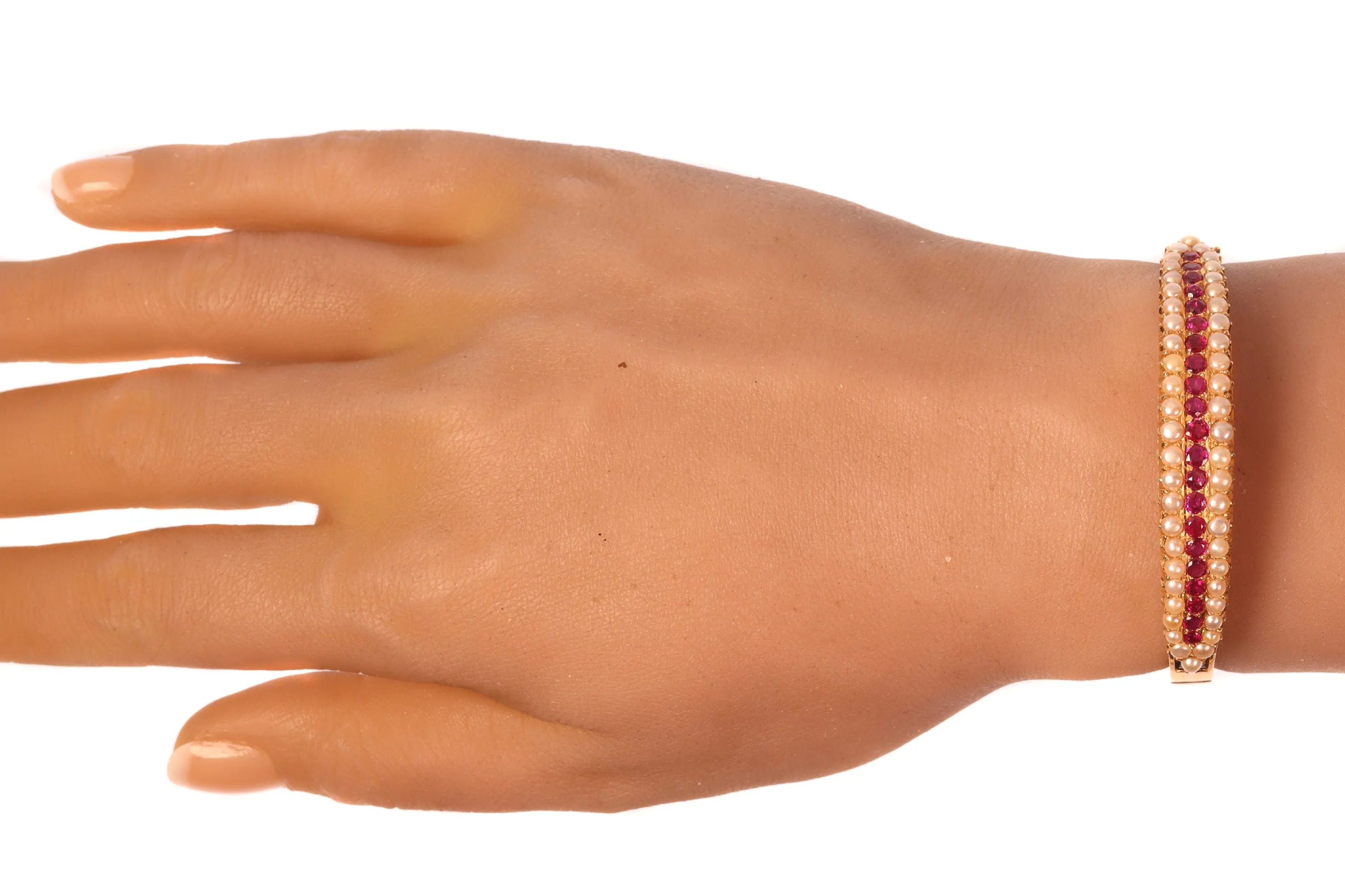 La majesté des rubis victoriens : un bracelet antique sold by 58 Facettes product image thumbnail 2