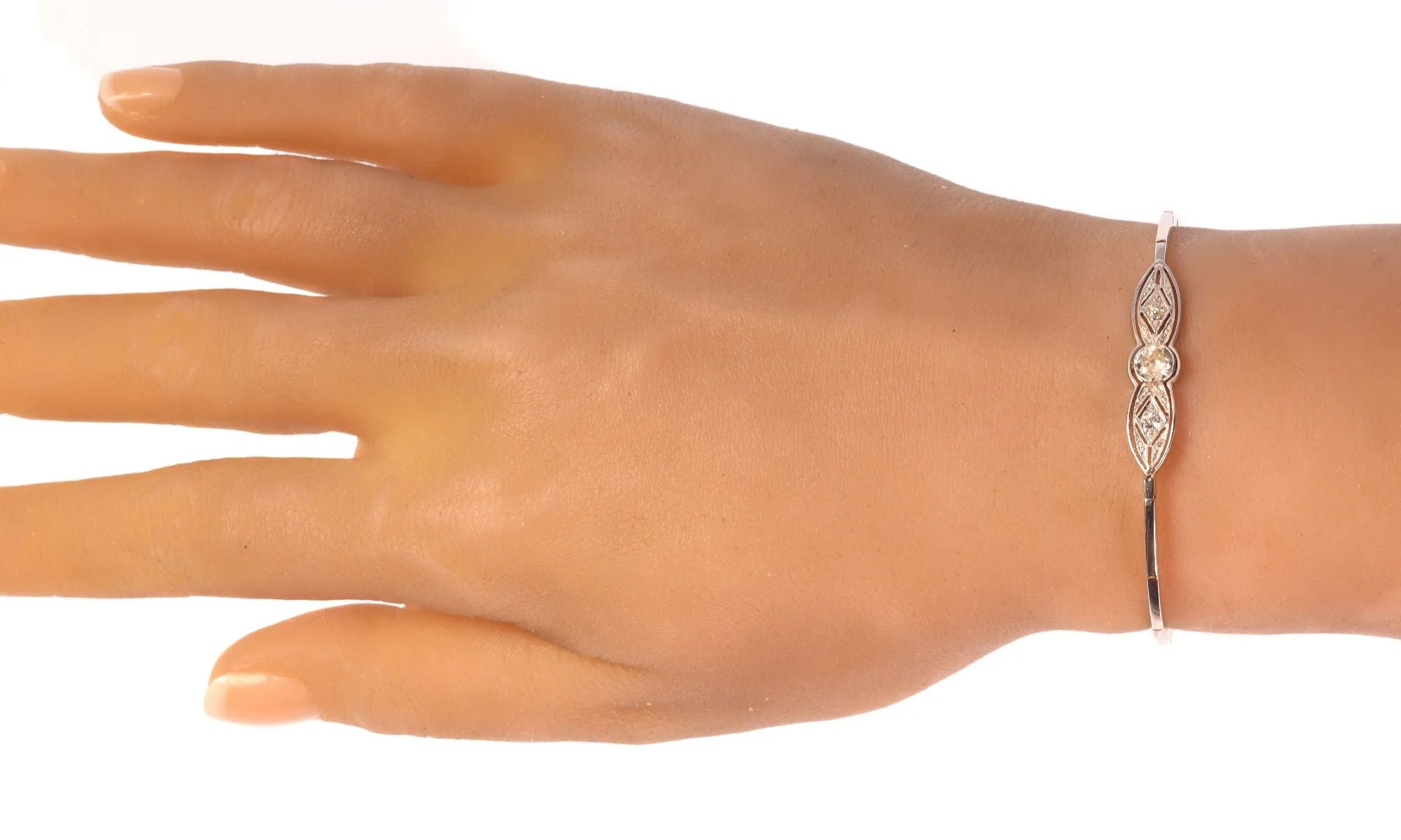 Les diamants de l'art déco : l'élégance intemporelle d'un bracelet vintage sold by 58 Facettes product image thumbnail 2