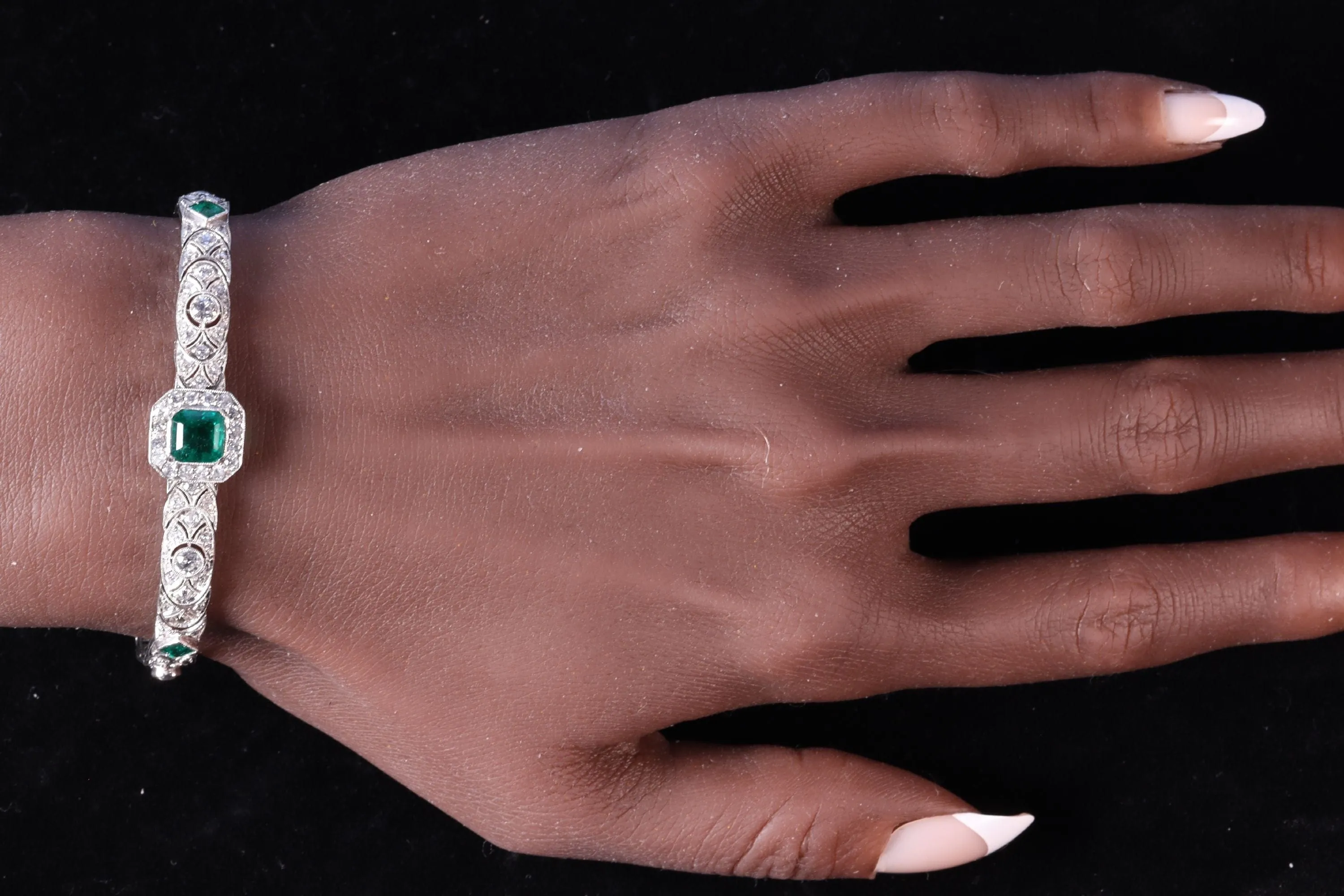 Luxe Vintage : Bracelet Art Déco en platine exquis des années 1920 serti de diamants et d'émeraudes sold by 58 Facettes product image thumbnail 4