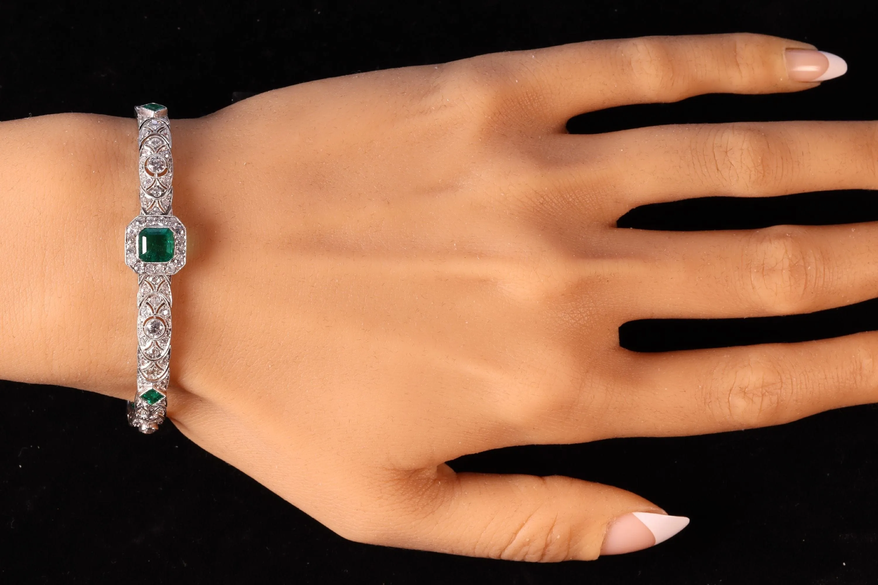 Luxe Vintage : Bracelet Art Déco en platine exquis des années 1920 serti de diamants et d'émeraudes sold by 58 Facettes product image thumbnail 5