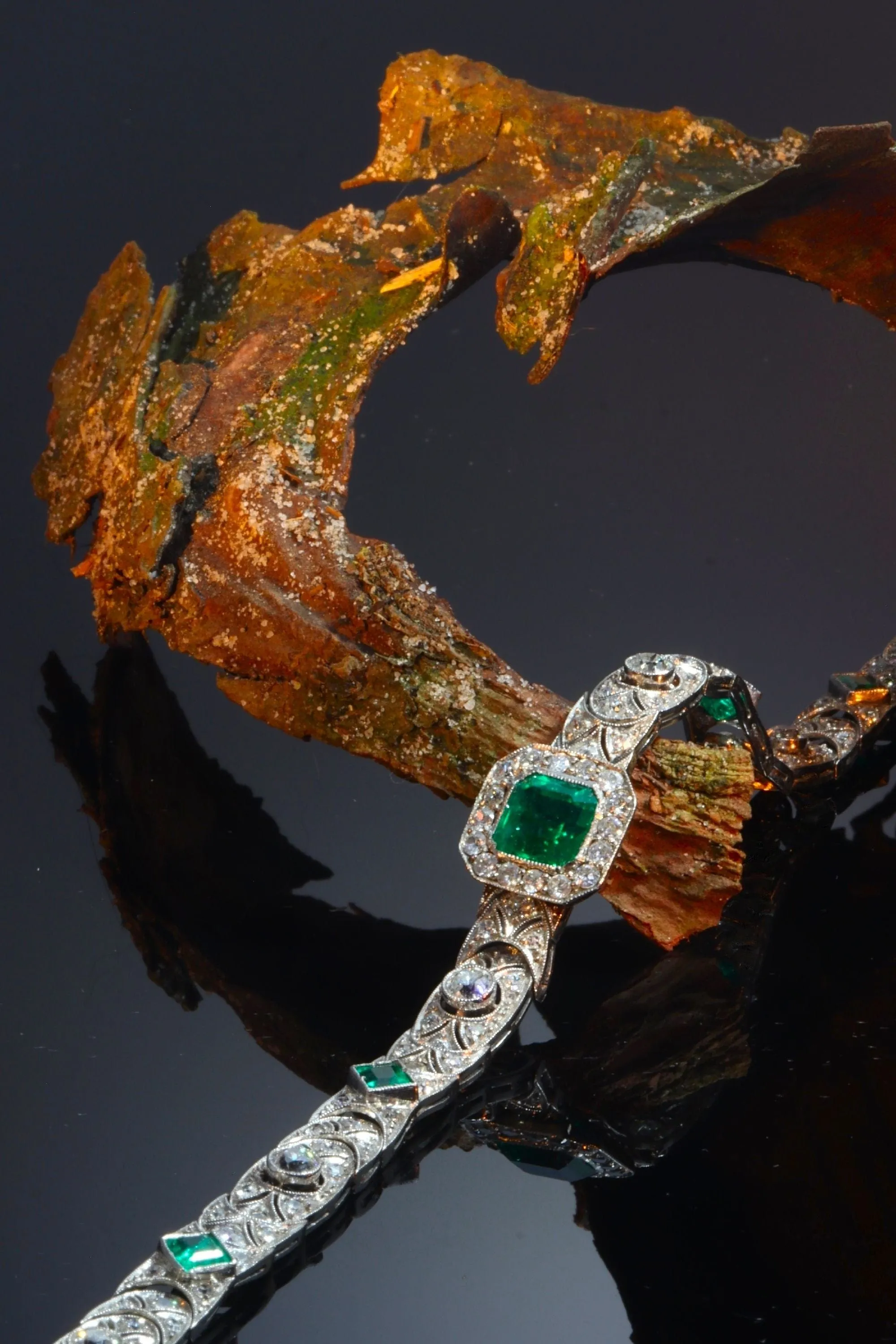 Luxe Vintage : Bracelet Art Déco en platine exquis des années 1920 serti de diamants et d'émeraudes sold by 58 Facettes product image thumbnail 2