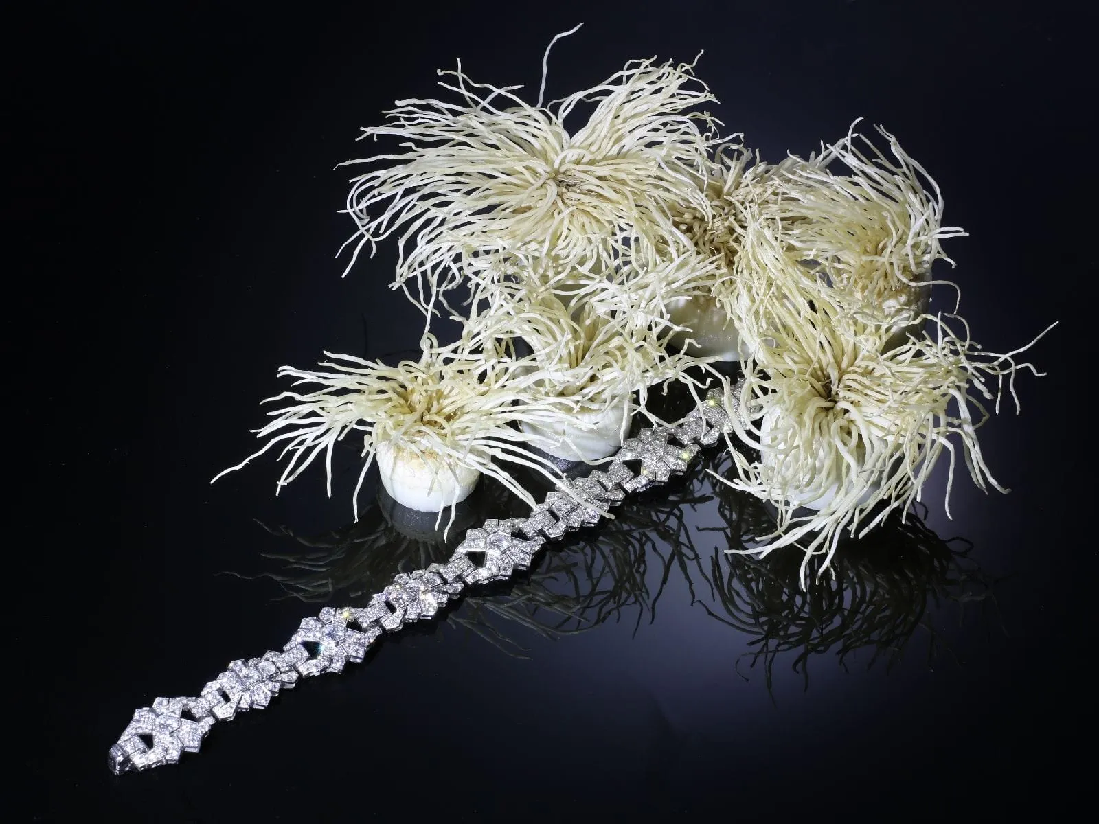 Échos Art Déco : un bracelet belge en platine des années 1950 sold by 58 Facettes product image thumbnail 5