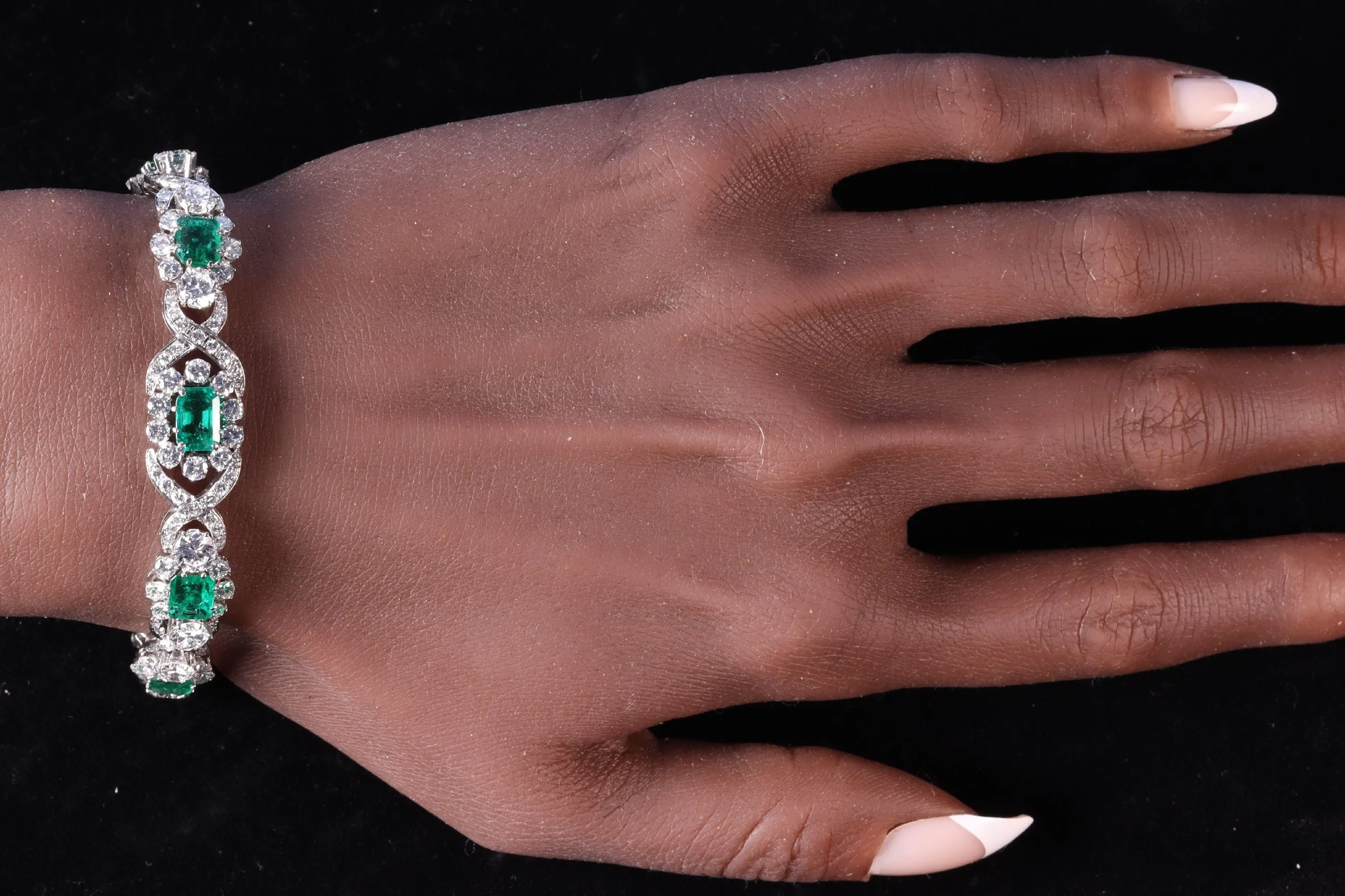 Bracelet vintage luxueux : diamants 16 carats, émeraudes colombiennes 7 carats sold by 58 Facettes product image thumbnail 2