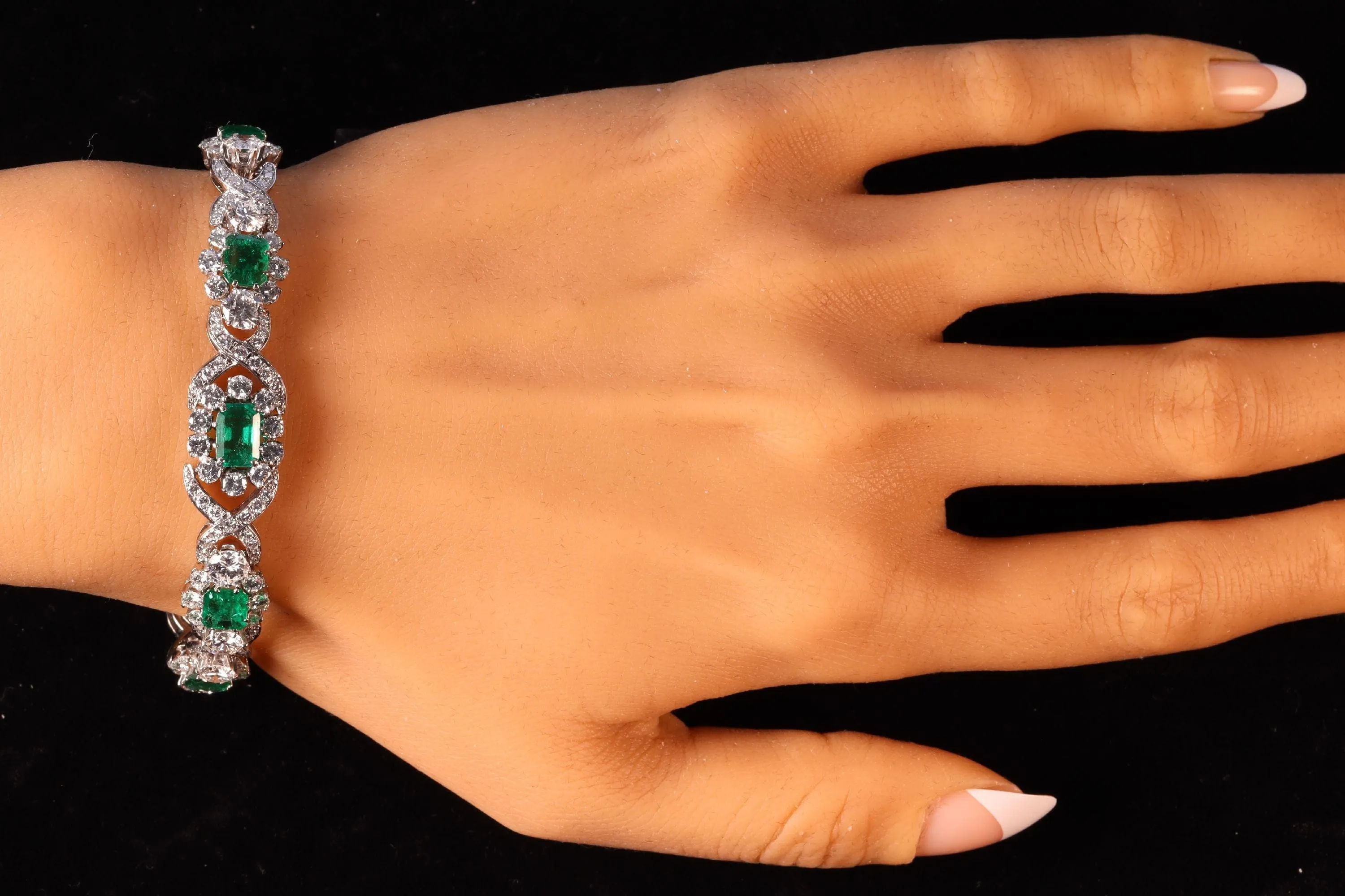 Bracelet vintage luxueux : diamants 16 carats, émeraudes colombiennes 7 carats sold by 58 Facettes product image thumbnail 3